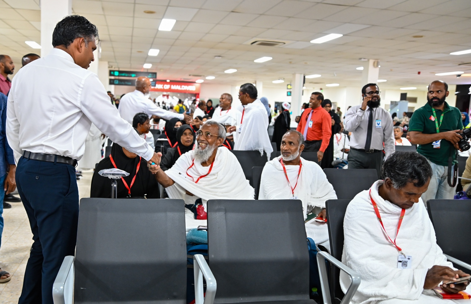 ރާއްޖެއިން ހައްޖަށް ފުރި ފުރަތަމަ ގްރޫޕްގެ މީހުންނާ ނައިބު ރައީސް ފައިސަލް ނަސީމް ސަލާމް ކުރައްވަނީ: ސައޫދިއްޔާ އެއާލައިންގެ ހަ ފްލައިޓަކުން މި ފަހަރު ދިވެހިން ހައްޖަށް ދާނެ.--- ފޮޓޯ: ރައީސް އޮފީސް