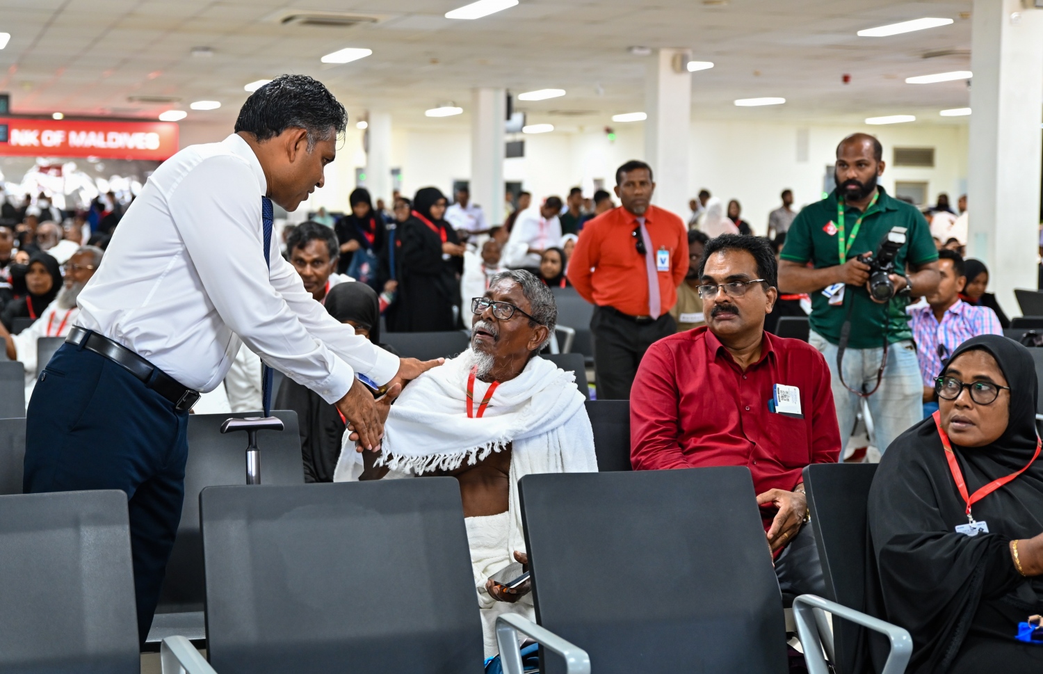 ރާއްޖެ އިން މި އަހަރު ހައްޖަށް ދާ މީހުންގެ ފުރަތަމަ ގުރޫޕްގެ މީހަކާ ނައިބު ރައީސް ފައިސަލް ނަސީމް ސަލާމް ކުރައްވަނީ.---ފޮޓޯ: ރައީސް އޮފީސް