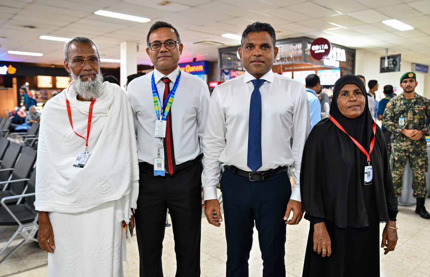 ރާއްޖެއިން ހައްޖަށް ފުރި ފުރަތަމަ ގްރޫޕްގެ ބަޔަކާ އެކު، ނައިބު ރައީސް ފައިސަލް ނަސީމާއި އެމްޑަބްލިއުއެސްސީގެ އެމްޑީ ޝާހް ފޮޓޯއެއް ނަންގަވަނީ.--- ފޮޓޯ: ރައީސް އޮފީސް