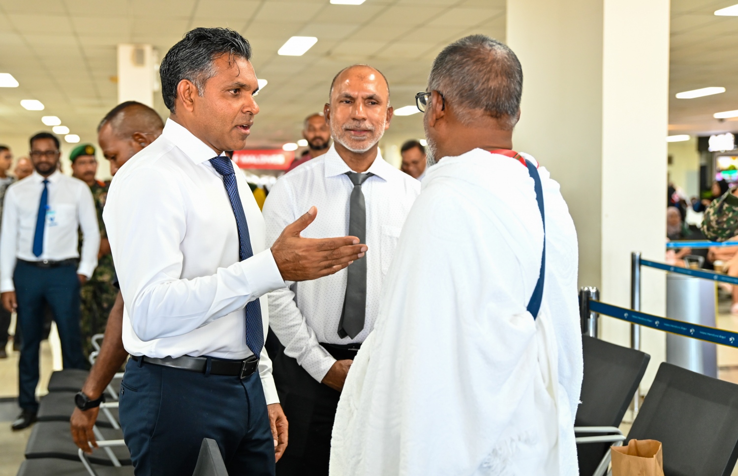 ރާއްޖެއިން ހައްޖަށް ފުރި ފުރަތަމަ ގްރޫޕްގެ މީހުންނާ ނައިބް ރައީސް ފައިސަލް ނަސީމް ބައްދަލުކުރައްވަނީ: މި ބައްދަލުވުމުގައި އިސްލާމިކް މިނިސްޓަރު ޑރ އަހުމަދު ޒާހިރު ބައިވެރިވެ ވަޑައިގެންނެވި.-- ފޮޓޯ: ރައީސް އޮފީސް