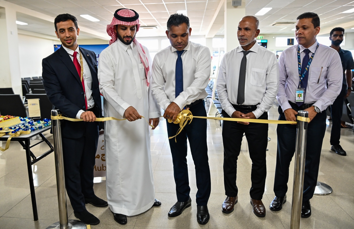 ރާއްޖެ އިން މި އަހަރު ހައްޖަށް މީހުން ގެންދިއުމަށްޓަކައި ސައޫދީ އަރަބިއްޔާގެ ގައުމީ އެއާލައިން ސައޫދިއްޔާގެ ހާއްސަ ފްލައިޓްތައް ނައިބު ރައީސް ފައިސަލް ނަސީމާއި ރާއްޖޭގައި ހުންނަވާ ސައޫދީގެ ސަފީރު މަތްރިކް އައްދައުސަރީ އިފުތިތާހު ކޮށްދެއްވަނީ.---ފޮޓޯ: ސައޫދީ އެމްބަސީ