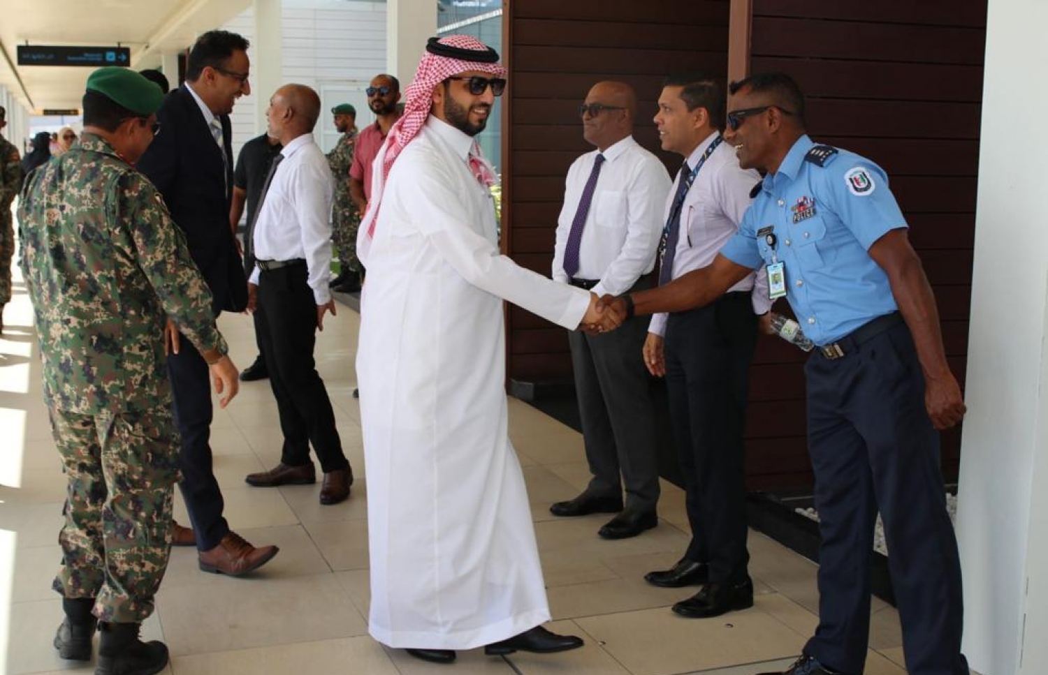 ރާއްޖެ އިން މި އަހަރު ހައްޖަށް މީހުން ގެންދިއުމަށްޓަކައި ސައޫދީ އަރަބިއްޔާގެ ގައުމީ އެއާލައިން ސައޫދިއްޔާގެ ހާއްސަ ފްލައިޓްތައް އިފުތިތާހުކުރުމުގެ ކުޑަ ހަފުލާއަކަށް، ރާއްޖޭގައި ހުންނަވާ ސައޫދީގެ ސަފީރު މަތްރިކް އައްދައުސަރީ ވަޑައިގަތުމުން އޭނާ އަށް ފުލުހުންގެ އިސް އޮފިސަރަކު މަރުހަބާ ދަންނަވަނީ.---ފޮޓޯ: ސައުދީ އެމްބަސީ