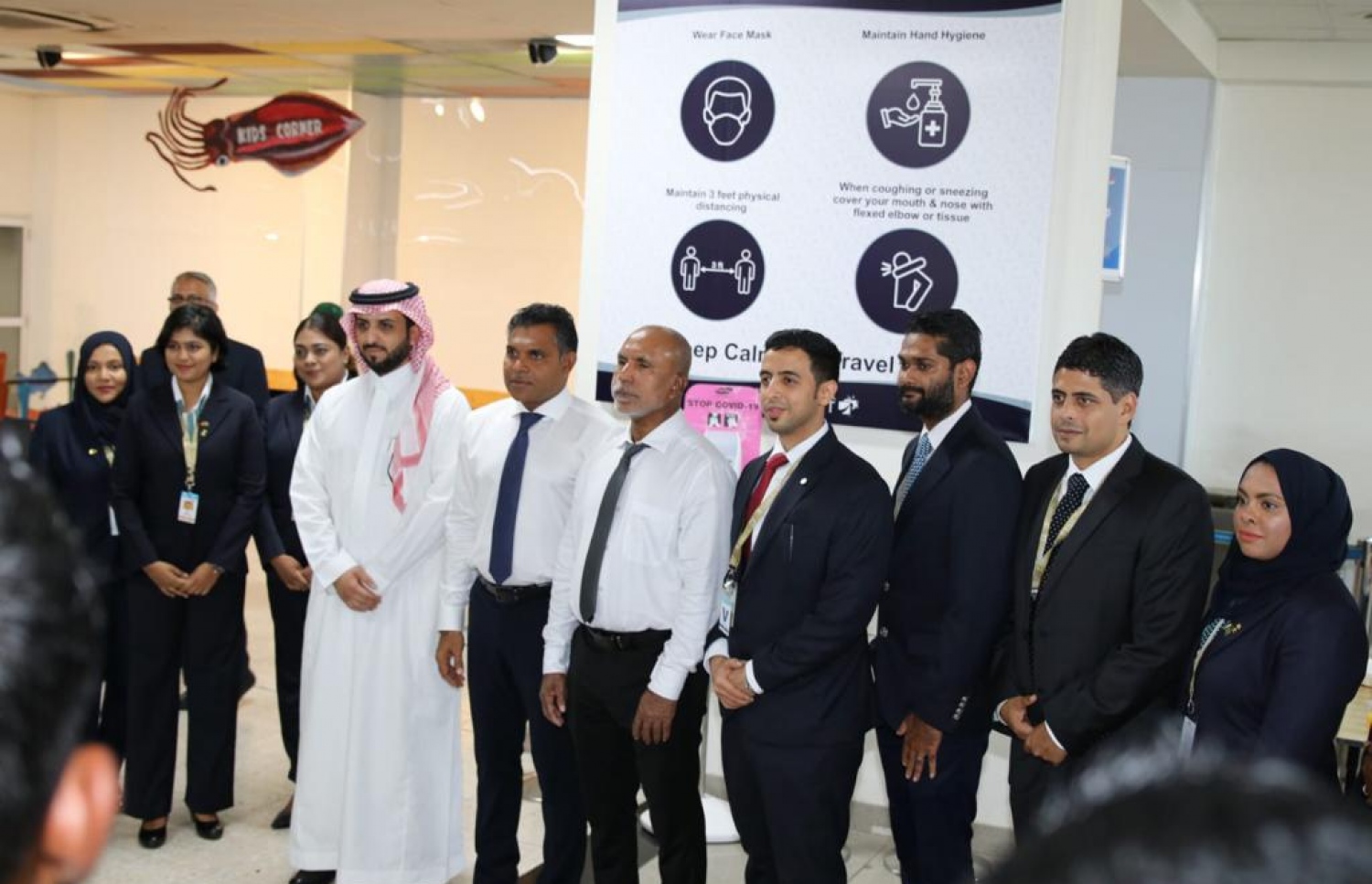 ރާއްޖެ އިން މި އަހަރު ހައްޖަށް މީހުން ގެންދިއުމަށްޓަކައި ސައޫދީ އަރަބިއްޔާގެ ގައުމީ އެއާލައިން ސައޫދިއްޔާގެ ހާއްސަ ފްލައިޓްތައް އިފުތިތާހުކުރުމަށް ވެލާނާ އިންޓަނޭޝަނަލް އެއާޕޯޓްގައި ބޭއްވި ކުޑަ ހަފުލާއެއްގައި ނައިބު ރައީސް ފައިސަލް ނަސީމާއި ރާއްޖޭގައި ހުންނަވާ ސައޫދީގެ ސަފީރު މަތްރިކް އައްދައުސަރީ އާއި އިސްލާމިކް މިނިސްޓަރު ޑރ. އަހުމަދު ޒާހިރު އަދި އެ އެއާލައިންގެ ބައެއް އޮފިޝަލުން ބައިވެރިވެވަޑައިގަންނަވަނީ.---ފޮޓޯ: ސައޫދީ އެމްބަސީ