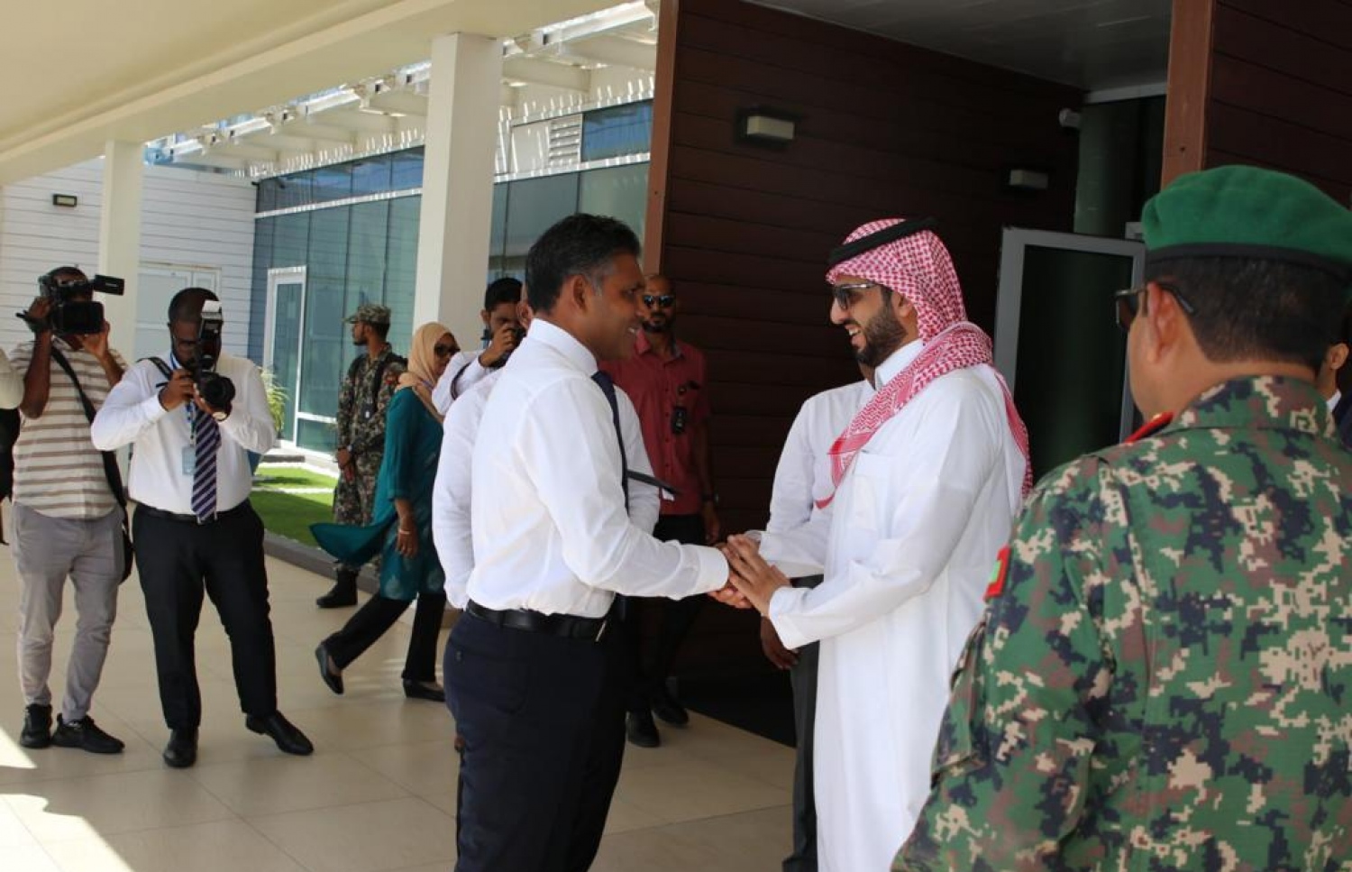 ރާއްޖެ އިން މި އަހަރު ހައްޖަށް މީހުން ގެންދިއުމަށްޓަކައި ސައޫދީ އަރަބިއްޔާގެ ގައުމީ އެއާލައިން ސައޫދިއްޔާގެ ހާއްސަ ފްލައިޓްތައް އިފުތިތާހުކުރުމުގެ ކުޑަ ހަފުލާއަކަށް ނައިބު ރައީސް ފައިސަލް ނަސީމް ވަޑައިގަތުމުން، ރާއްޖޭގައި ހުންނަވާ ސައޫދީގެ ސަފީރު މަތްރިކް އައްދައުސަރީ މަރުހަބާ ދަންނަވަނީ.---ފޮޓޯ: ސައުދީ އެމްބަސީ