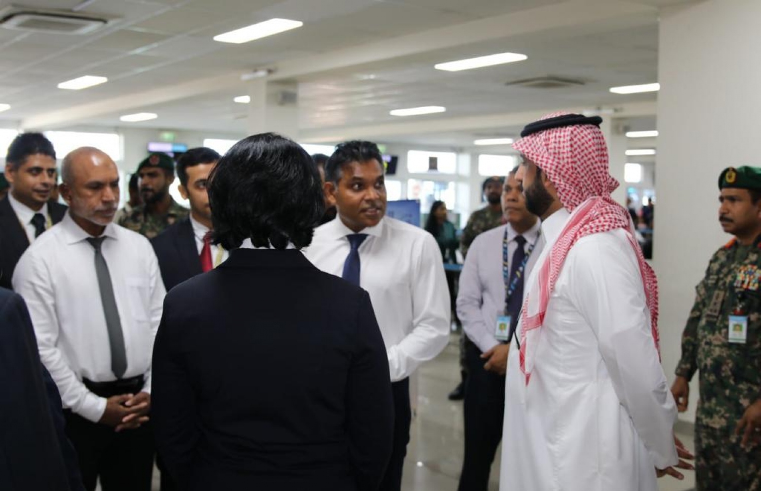 ރާއްޖެ އިން މި އަހަރު ހައްޖަށް މީހުން ގެންދިއުމަށްޓަކައި ސައޫދީ އަރަބިއްޔާގެ ގައުމީ އެއާލައިން ސައޫދިއްޔާގެ ހާއްސަ ފްލައިޓްތައް އިފުތިތާހުކުރުމަށް ވެލާނާ އިންޓަނޭޝަނަލް އެއާޕޯޓްގައި ބޭއްވި ކުޑަ ހަފުލާއެއްގައި ނައިބު ރައީސް ފައިސަލް ނަސީމާއި ރާއްޖޭގައި ހުންނަވާ ސައޫދީގެ ސަފީރު މަތްރިކް އައްދައުސަރީ އާއި އިސްލާމިކް މިނިސްޓަރު ޑރ. އަހުމަދު ޒާހިރު އަދި އެ އެއާލައިންގެ ބައެއް އޮފިޝަލުން މަޝްވަރާއެއްގައި.---ފޮޓޯ: ސައޫދީ އެމްބަސީ