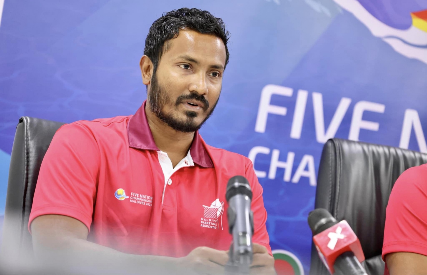 ފައިވް ނޭޝަންސް ކަޕް ލޯންޗް ކުރުމަށް އިއްޔެ ބޭއްވި ހަފްލާގެ ތެރެއިން ބާސްކެޓްބޯޅަ ޓީމުގެ ކޯޗު ޒިލާ.-- ފޮޓޯ: ޔޫތު މިނިސްޓްރީ