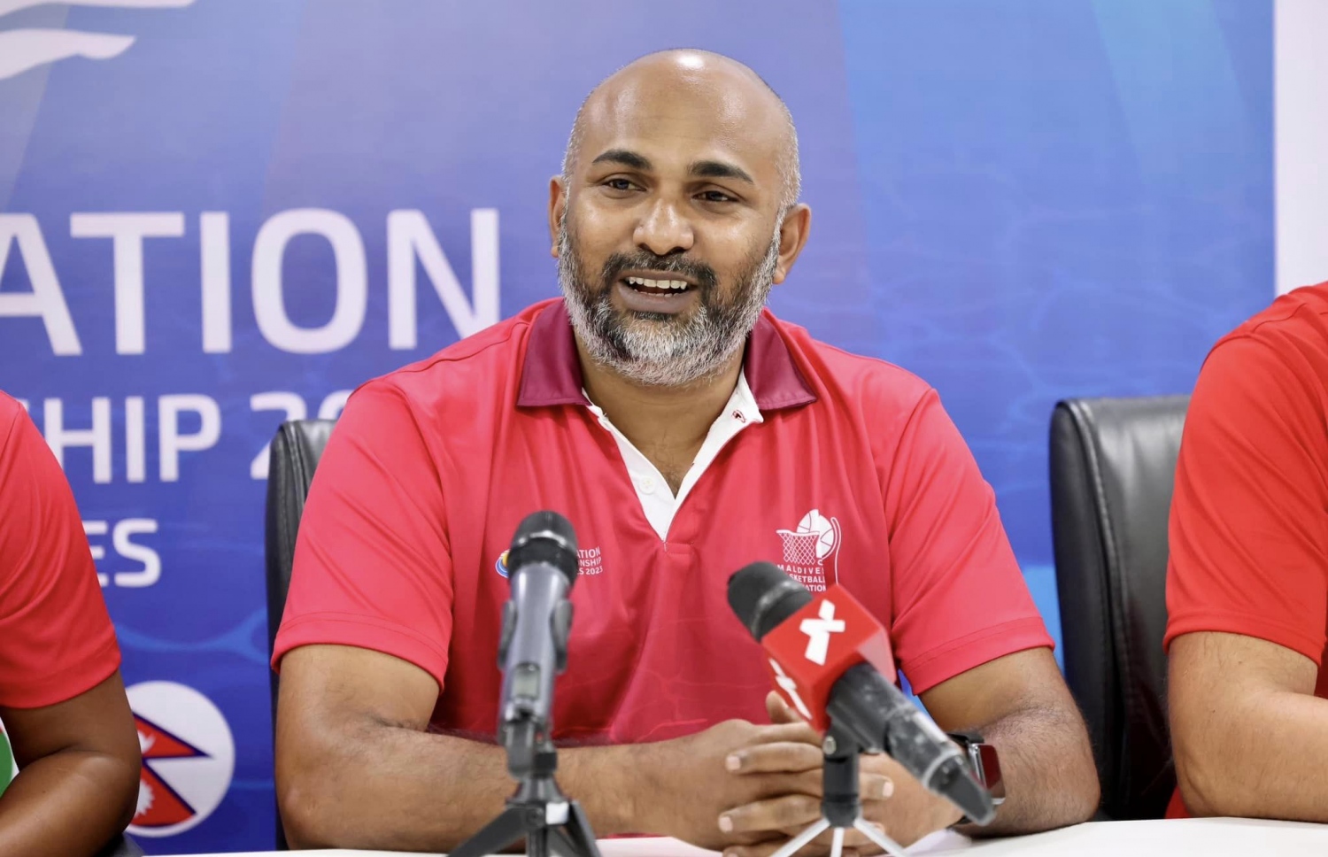 ފައިވް ނޭޝަންސް ކަޕް ލޯންޗް ކުރުމަށް އިއްޔެ ބޭއްވި ހަފްލާގެ ތެރެއިން ބާސްކެޓްބޯޅަ އެސޯސިއޭޝަންގެ ރައީސް އެޑަމް.-- ފޮޓޯ: ޔޫތު މިނިސްޓްރީ