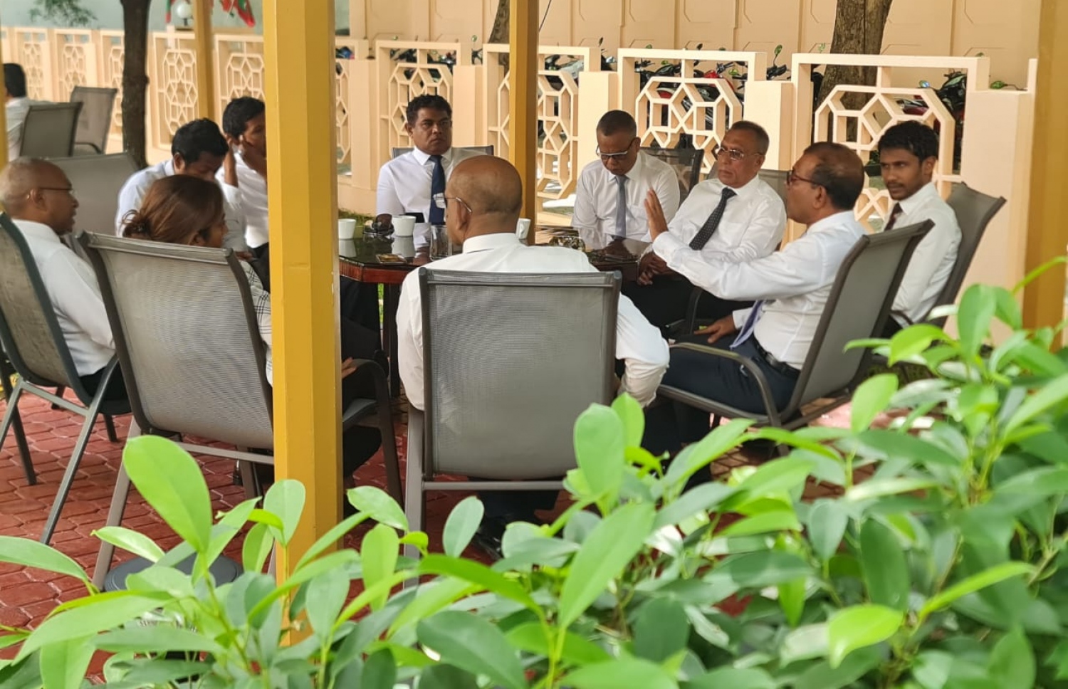 މަޖިލީހުގެ ކުޑަދަށުގައި ނަޝީދު އެމަނިކުފާނަށް ތާއީދު ކުރައްވާ މެންބަރުންނާ ބައްދަލު ކުރައްވަނީ--