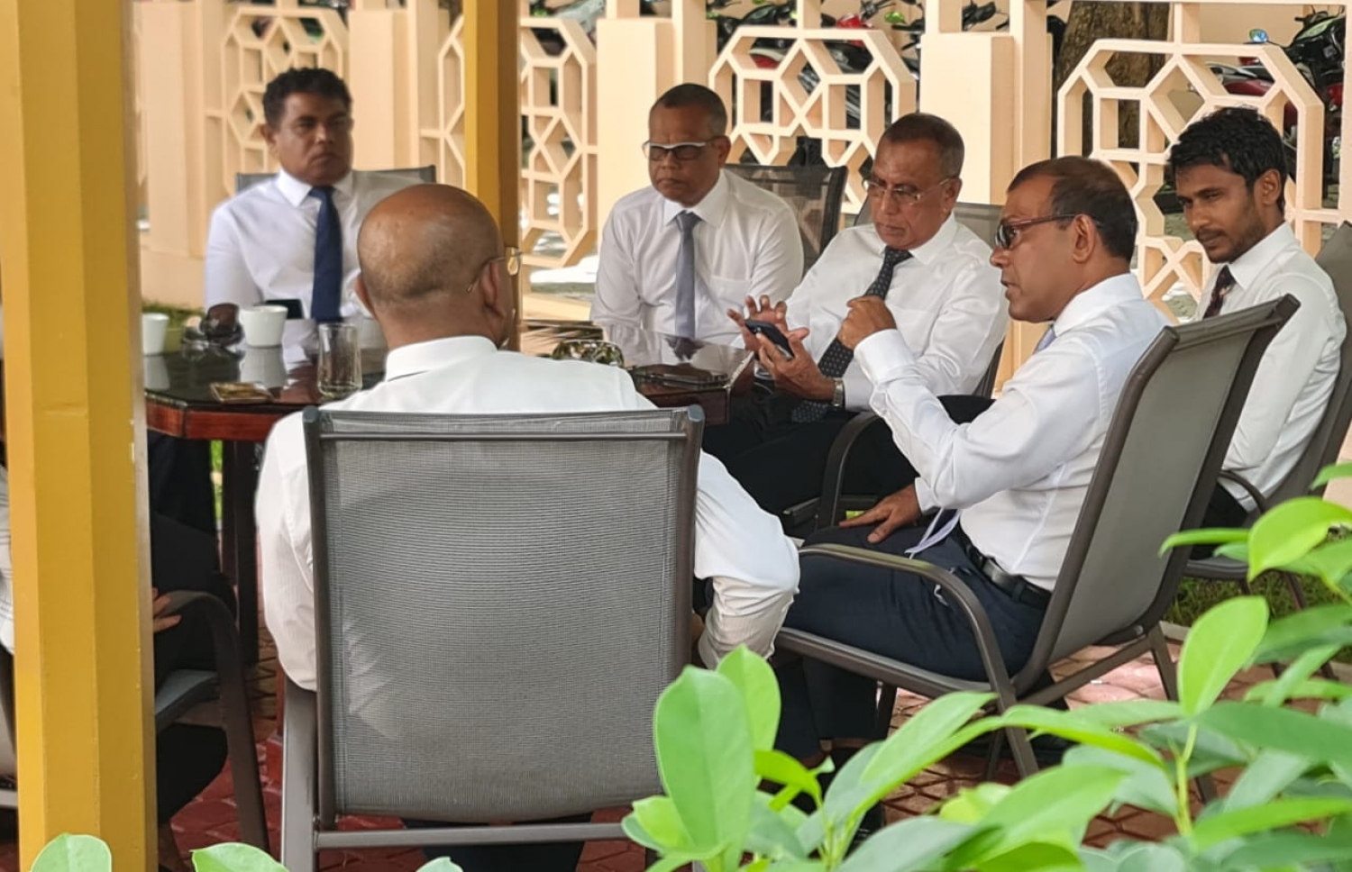 މަޖިލީހުގެ ކުޑަދޮށުގައި ނަޝީދު އެމަނިކުފާނަށް ތާއީދު ކުރައްވާ މެންބަރުންނާ ބައްދަލު ކުރައްވަނީ--