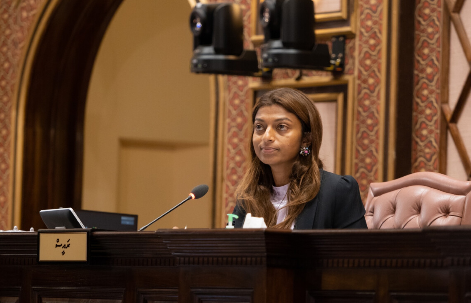 މަޖިލީހުގެ ޖަލްސާއެއްގެ ރިޔާސަތުގައި މަޖިލީހުގެ ނައިބު ރައީސް އީވާ އަބްދުﷲ: މިދިޔަ ހަފްތާއިން ފެށިގެން އޭނާ އުޅުއްވަނީ ޑެންގޫ ހުމުގެ އާލާސްކަންފުޅެއްގައި. --ފޮޓޯ: މަޖިލީހުގެ އިދާރާ