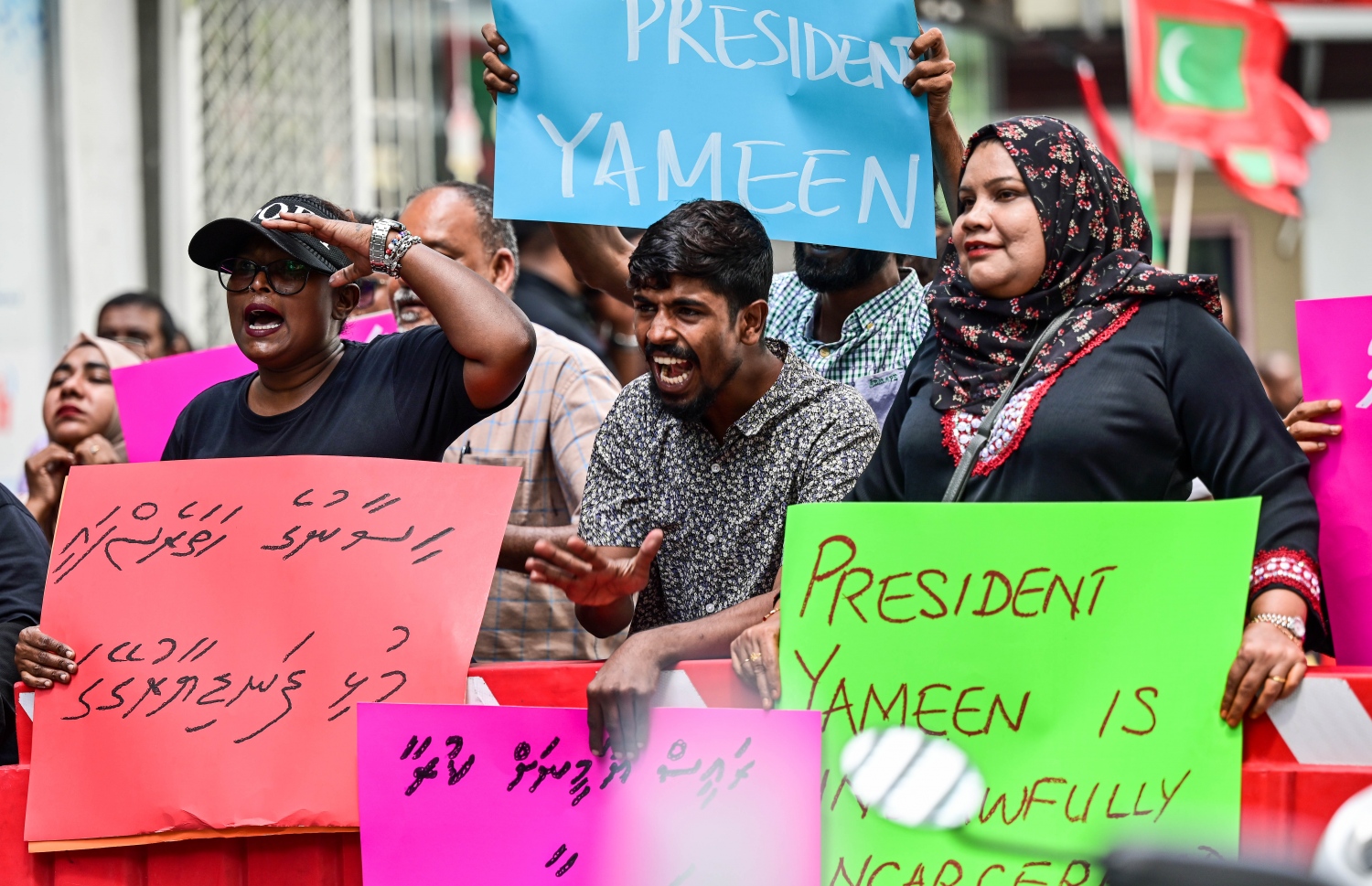 ޔާމީނަށް އަނިޔާކުރާ ކަމަށް ބުނެ އިދިކޮޅުގެ ސަޕޯޓަރުން ވެލާނާގެ ކައިރިއަށް އެއްވެ.-- ފޮޓޯ: ފަޔާޒް މޫސާ | މިހާރު