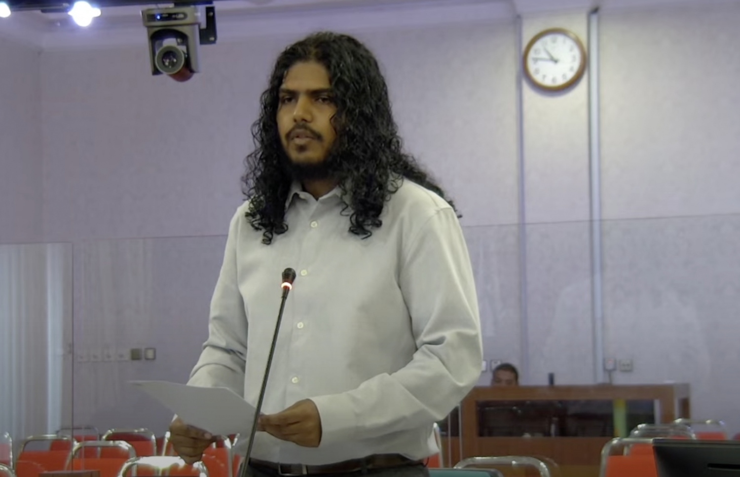 އަޒާންގެ ފަރާތުން ހުށަހެޅި އިސްތިއުނާފީ މައްސަލައާ ގުޅިގެން އޭނާ ކޯޓުގައި ވާހަކަ ދައްކަނީ.