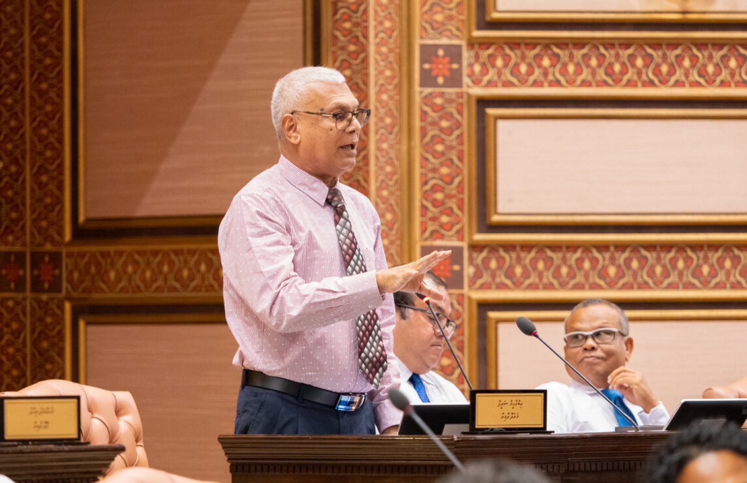 މަރަދޫ ދާއިރާގެ އެމްޑީޕީ މެމްބަރު އިބްރާހިމް ޝަރީފް މަޖިލީހުގެ ޖަލްސާއެއްގައި ވާހަކަ ދައްކަވަނީ. --ފޮޓޯ: މަޖިލީހުގެ އިދާރާ