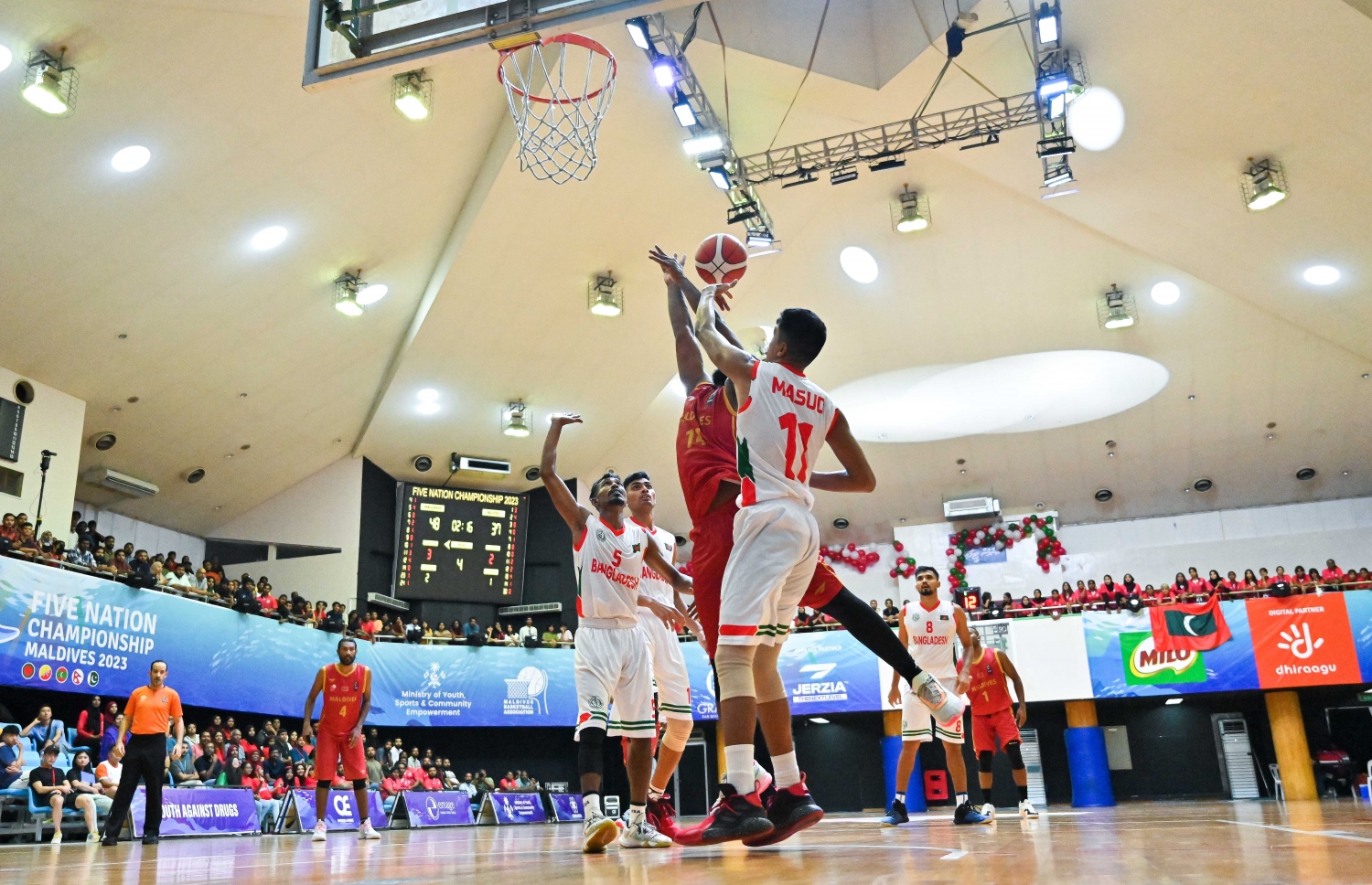 ރާއްޖޭގައި ކުރިއަށްދާ ފައިވް ނޭޝަން އިންޓަނޭޝަނަލް މުބާރާތުގައި ރާއްޖެ އާއި ބަންގަލަދޭޝް މިއަދު ކުޅުނު މެޗުގެ ތެރެއިން --- ފޮޓޯ: ފަޔާޒު މޫސާ | މިހާރު