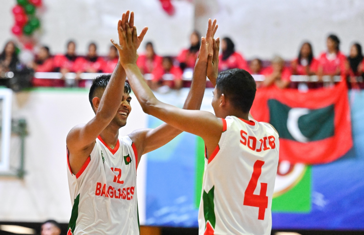 ރާއްޖެ އާއި ބަންގްލަދޭޝް ރޭ ކުޅުނު މެޗުގެ ތެރެއިން ބަންގްލަދޭޥްގެ ކުޅުންތެރިން އުފާފާލުކުރަނީ.-- ފޮޓޯ: ފަޔާޒް މޫސާ/ މިހާރު