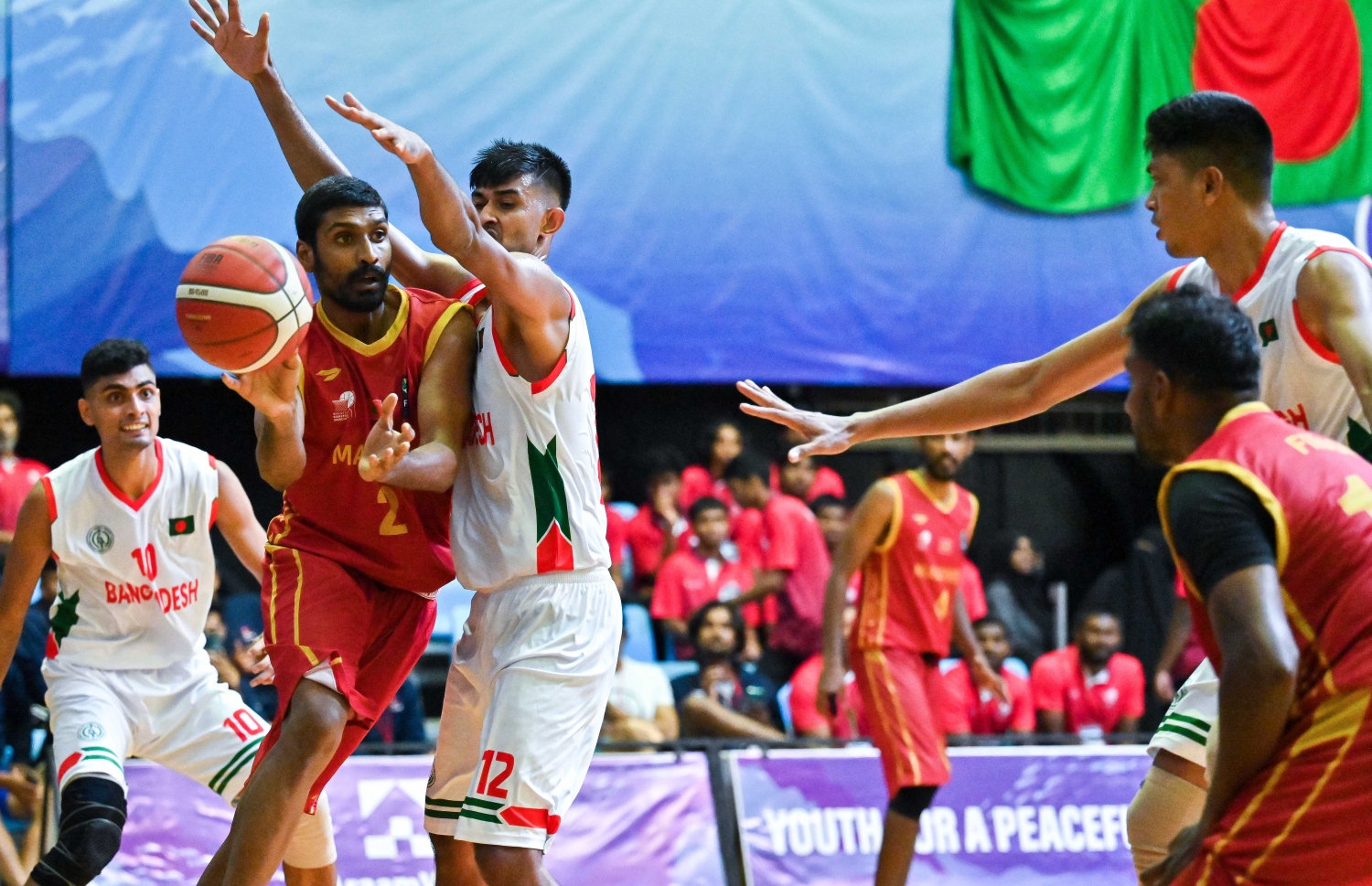 ރާއްޖެ އާއި ބަންގްލަދޭޝް ރޭ ކުޅުނު މެޗުގެ ތެރެއިން.-- ފޮޓޯ: ފަޔާޒް މޫސާ/ މިހާރު