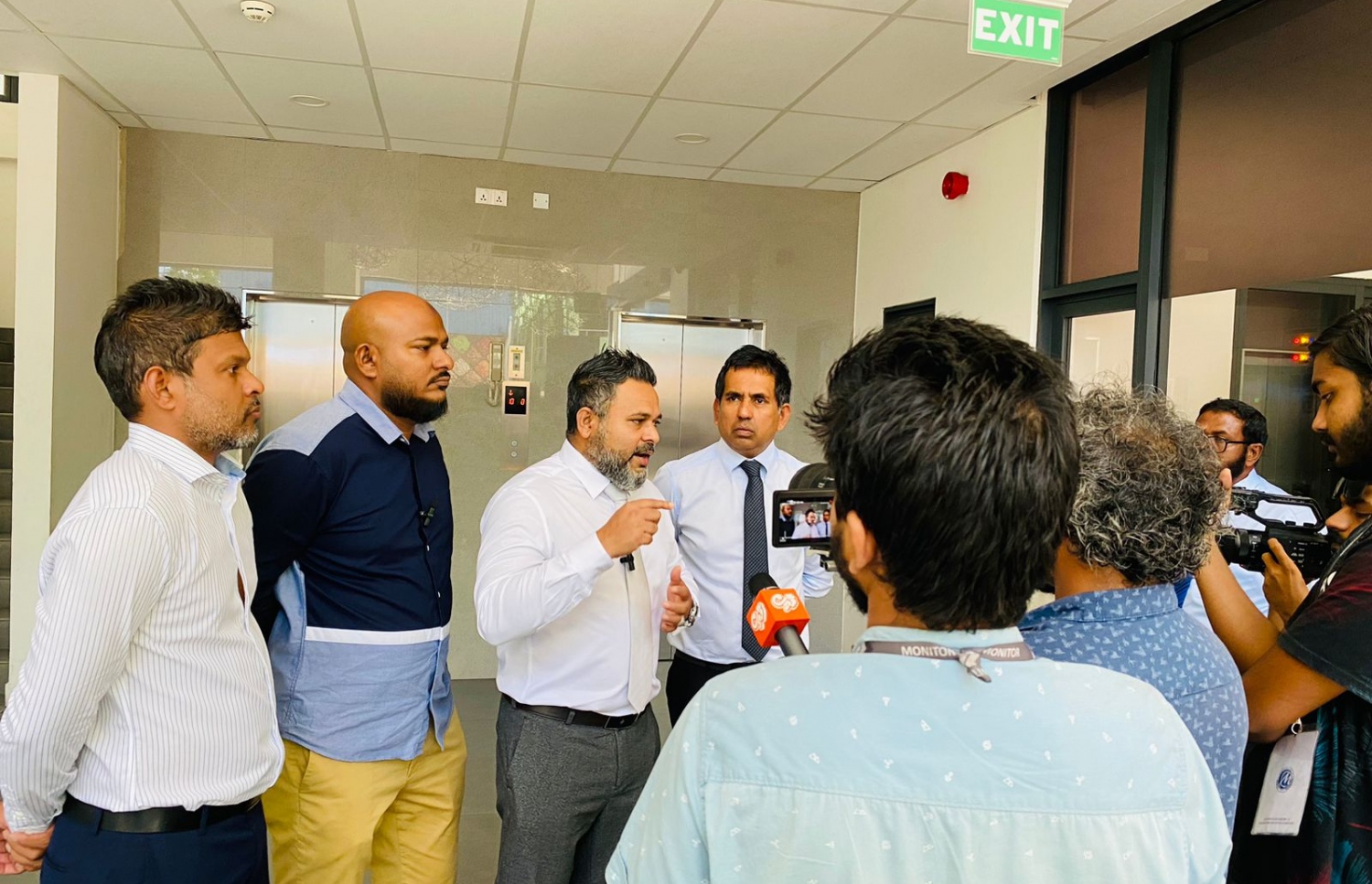 އިދިކޮޅުގެ ލީޑާޝިޕުން އެޗުއާރުސީއެމްގެ މެމްބަރުންނާ ބައްދަލުކުރެއްވުމަށް ފަހު ނޫސްވެރިންނަށް އިންޓަވިއު ދެނީ.-- ފޮޓޯ: ޕީޕީއެމް