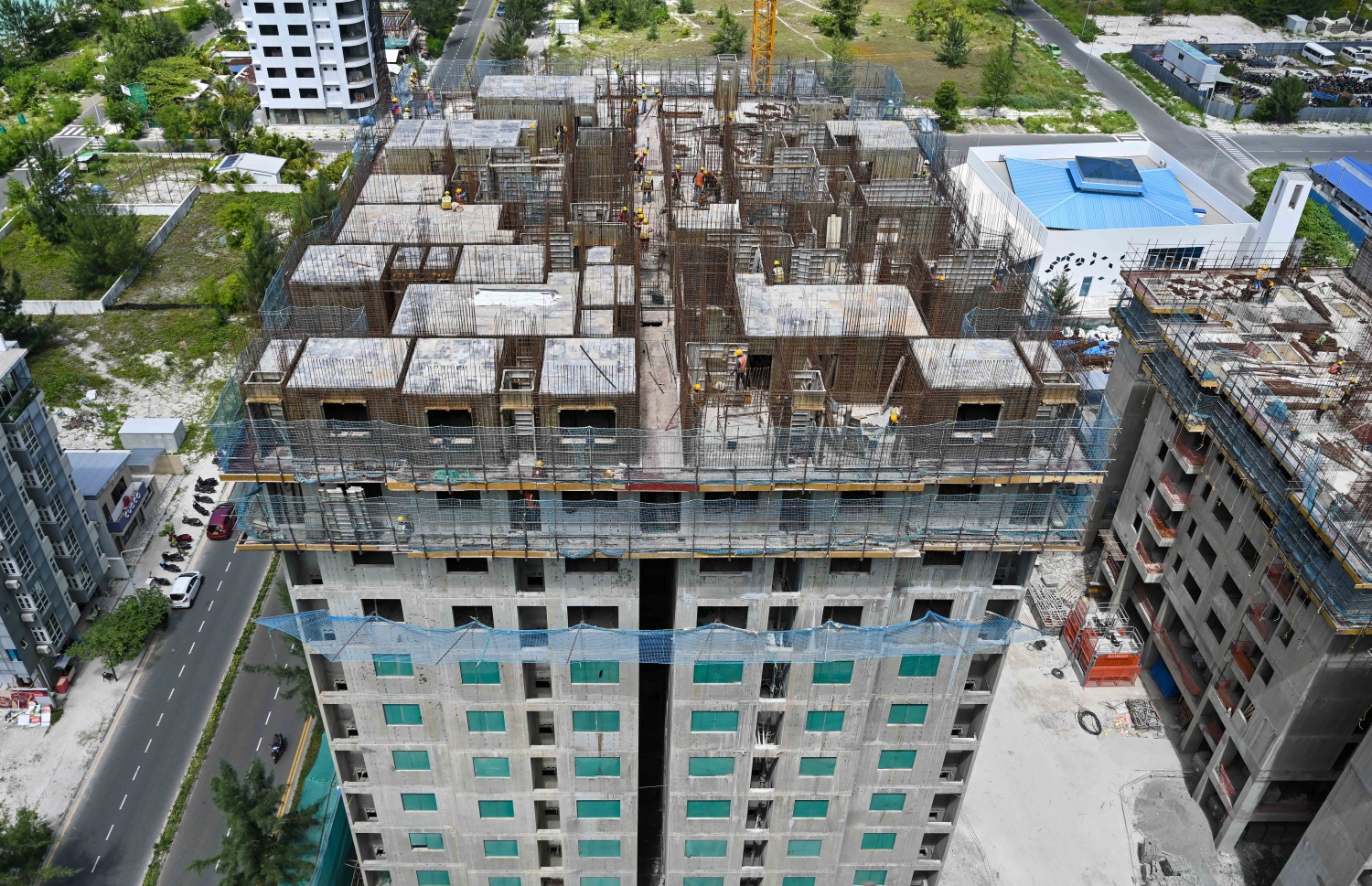 ފަހި ދިރިއުޅުމުން ހަދާ ބައެއް ޓަވަރުތަކުގެ ތެރެއިން ޓަވަރެއް: މިތަނުން ފްލެޓް ލިބޭ މީހުންގެ ވަގުތީ ލިސްޓް އާންމުކުރަން އަންނަނީ ތައްޔާރުވަމުން.-- ފޮޓޯ: ފަޔާޒު މޫސާ | މިހާރު