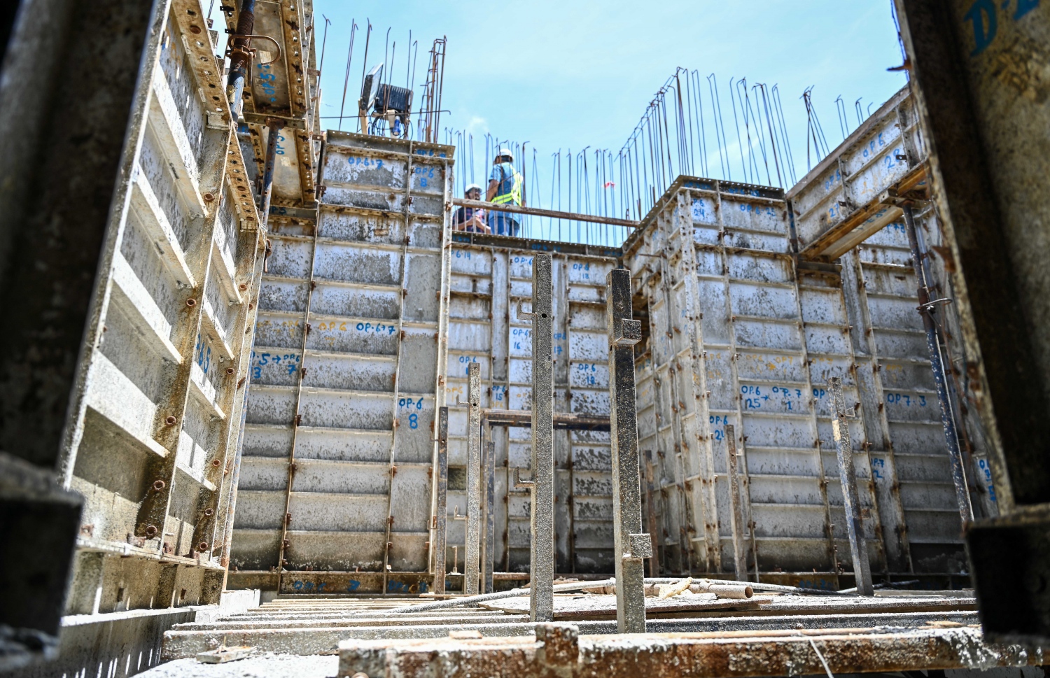 ފަހި ދިރިއުޅުމުން މިހާރު ހަދާ ބައެއް ޓަވަރުތައް. ފްލެޓްތަކުގެ މަސައްކަތް 33 ޕަސެންޓް ވަނީ ނިމިފައި-- ފޮޓޯ: ފަޔާޒް މޫސާ | މިހަރު