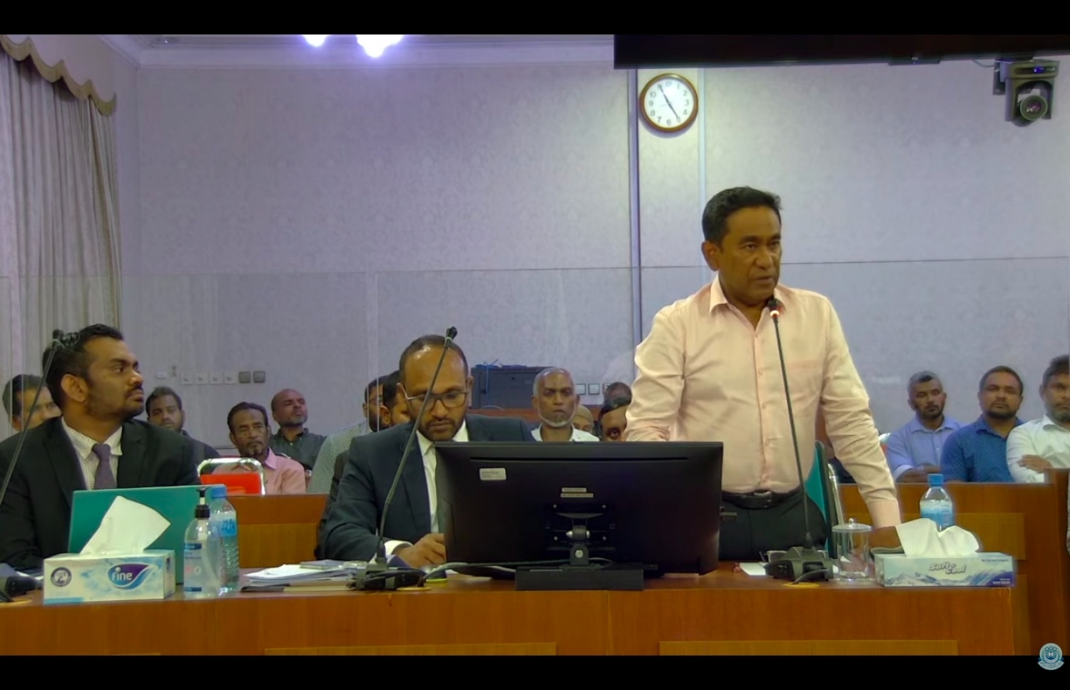 ހައި ކޯޓުގައި އިއްޔެ އޮތް އިސްތިއުނާފުގެ އަޑުއެހުމުގައި ޔާމީން ވާހަކަ ދައްކަވާއިރު، އެ މަނިކުފާނުގެ ގާނޫނީ ޓީމުގެ އިސް ވަކީލު ކުރީގެ ނައިބު ރައީސް ޑރ. ޖަމީލް އަޑުއައްސަވަނީ.