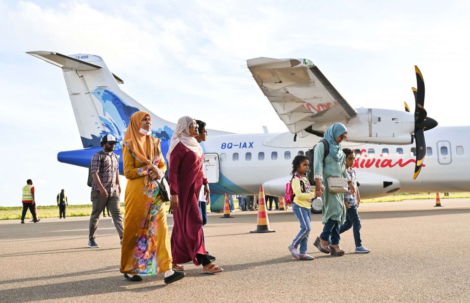 މޯލްޑިވިއަން އިން ހަތަރު އަހަރު ފަހުން ބ. ދަރަވަންދުއަށް ބޭއްވި ފުރަތަމަ ފްލައިޓުން ދަތުރުކުރި ބައެއް ފަސިންޖަރުން މަތިންދާބޯޓުން ފައިބައިގެން އެއާޕޯޓުގެ ޓާމިނަލަށް ދަނީ.-- ފޮޓޯ: ފަޔާޒް މޫސާ | މިހާރު