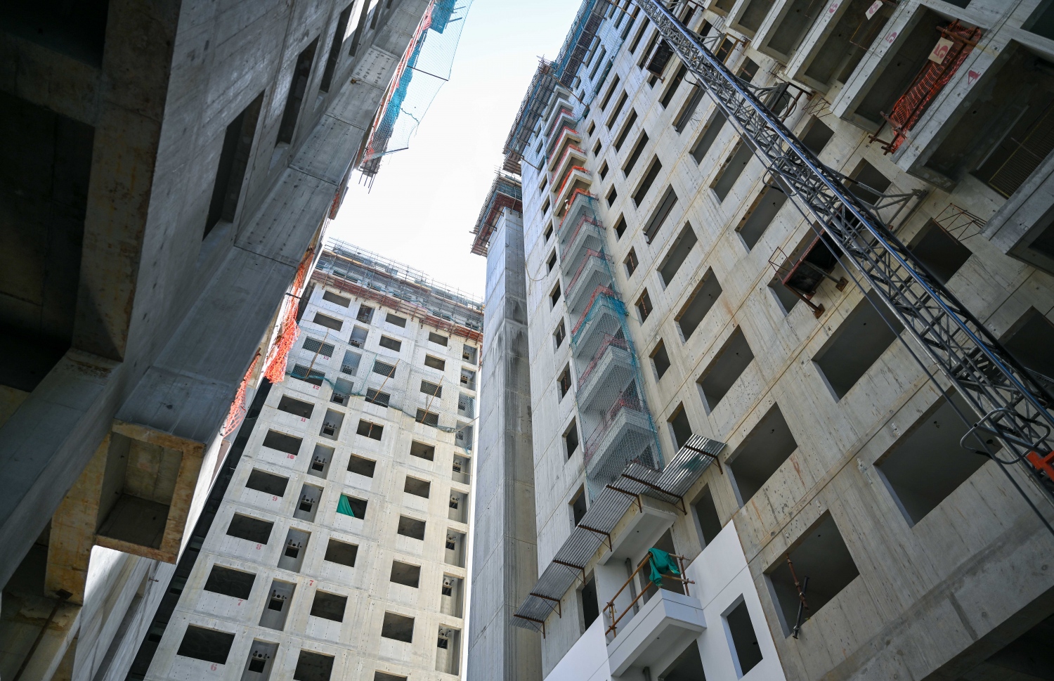 ފަހި ދިރިއުޅުމުގެ 3 ކޮޓަރީގެ ފްލެޓް ހުންނަ ޓަވަރުތަކުގެ މަސައްކަތް ކުރިއަށް ދަނީ: ތިން ކޮޓަރީގެ ފްލެޓްތަކަކީ 900 އަކަފޫޓް ތަންތަން -- ފޮޓޯ: ފަޔާޒު މޫސާ | މިހާރު