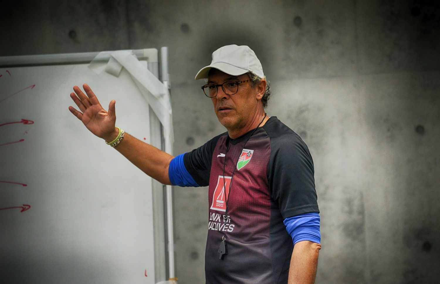 ގައުމީ ޓީމުގެ ކޯޗު ފްރެންޗެސްކޯ މޮރިއޭރޯ ޓީމުގެ ކުޅުންތެރިންނަށް އިރުޝާދު ދެނީ: ގައުމީ ޓީމު މުބާރާތަށް ދަނީ އެކުވެރިކަމުގެ އެއްވެސް މެޗެއް ނުކުޅެ --- ފޮޓޯ: އެފްއޭއެމް