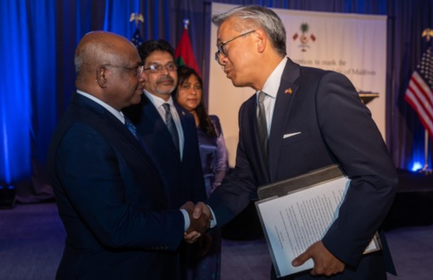 އެމެރިކާގައި ރާއްޖޭގެ އެމްބަސީއެއް ހުޅުވުމަށް ބޭއްވި ރަސްމިއްޔާތުގައި ފޮރިން މިނިސްޓަރު އަބްދުﷲ ޝާހިދު، އެމެރިކާގައި ހުންނަ ދެކުނު އަދި ސެންޓްރަލް އޭޝިއާގެ ސްޓޭޓް ޑިޕާޓްމަންޓުގެ އެސިސްޓެންޓް ސެކްރެޓަރީ ޑޮނަލްޑް ލޫއާ ސަލާންކުރައްވަނީ.-- ފޮޓޯ: އެމެރިކާގެ ސްޓޭޓް ޑިޕާޓްމަންޓް