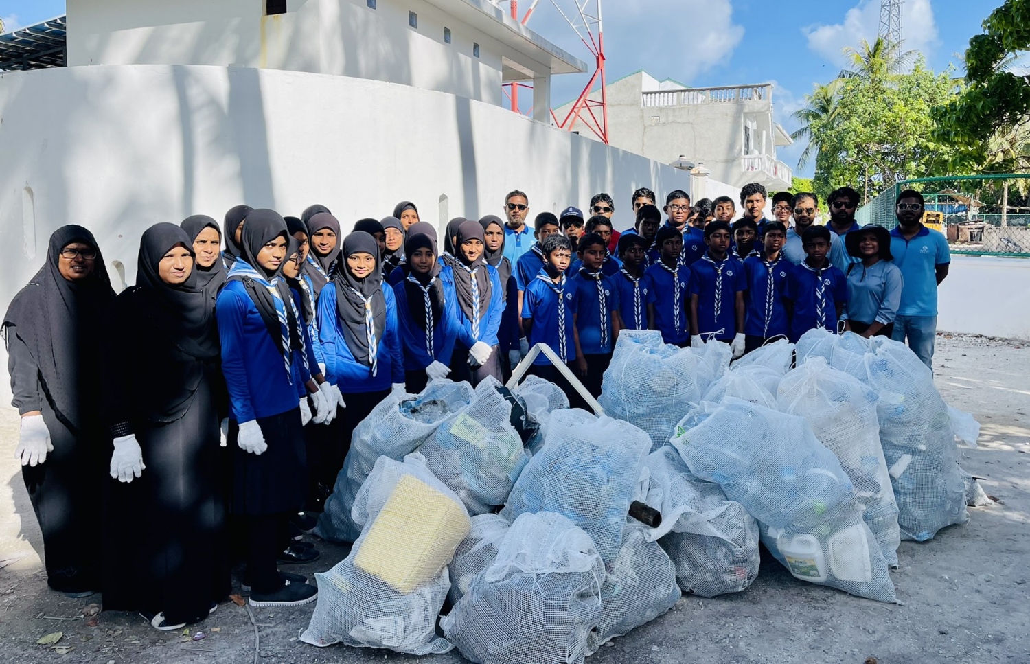 ޕާލޭއިން ބޭއްވި ގޮނޑުދޮށްތައް ސާފުކުރުމުގެ ބޮޑު ހަރަކާތުގައި ކ. ގާފަރު ސްކޫލްގެ ދަރިވަރުން ބައިވެރިވަނީ.-- ފޮޓޯ: ގާފަރު ސްކޫލް