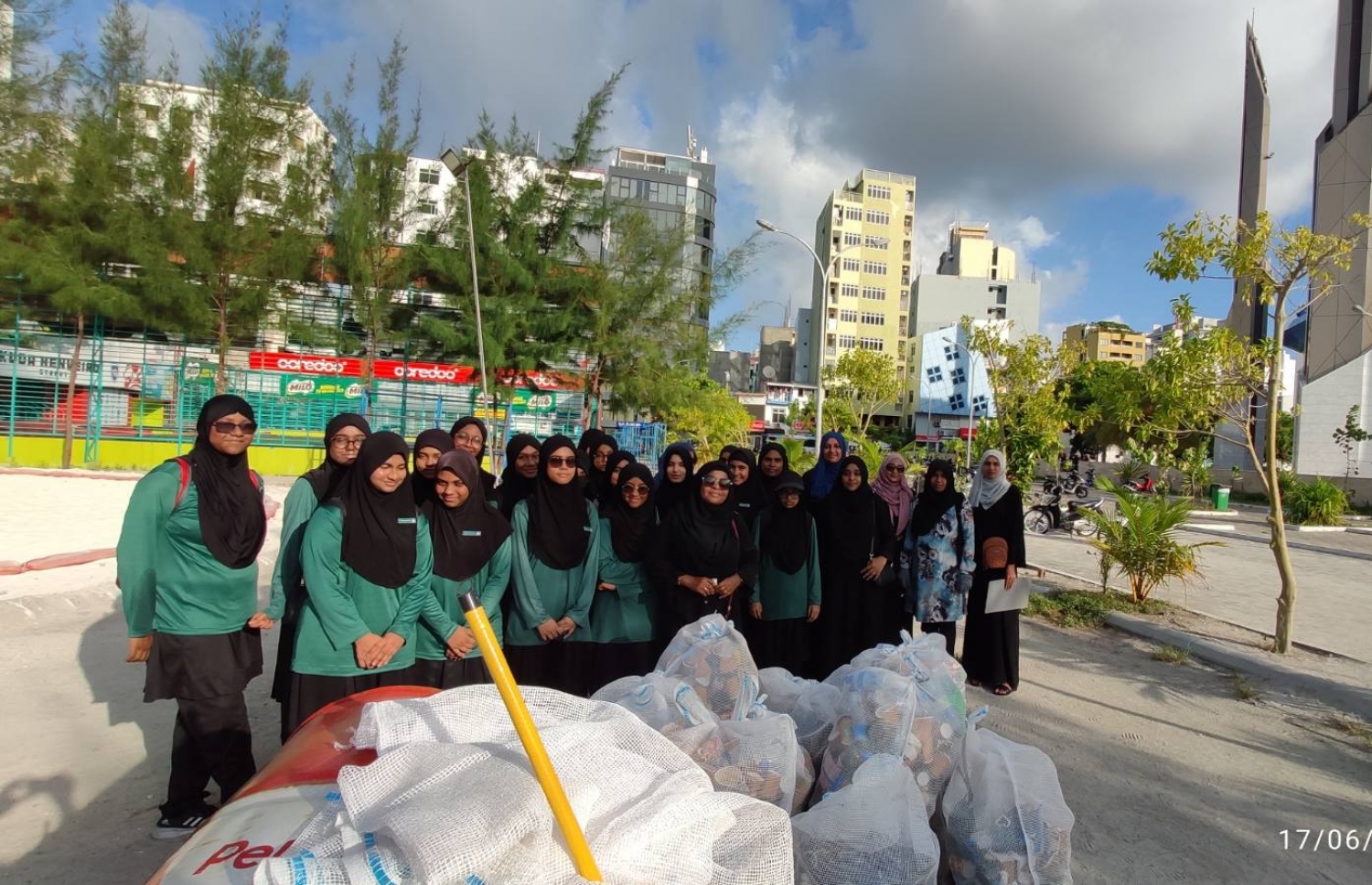 ޕާލޭއިން ބޭއްވި ގޮނޑުދޮށްތައް ސާފުކުރުމުގެ ބޮޑު ހަރަކާތުގައި އަރަބިއްޔާ ސްކޫލްގެ ދަރިވަރުން ބައިވެރިވަނީ.-- ފޮޓޯ: އަރަބިއްޔާ ސްކޫލް