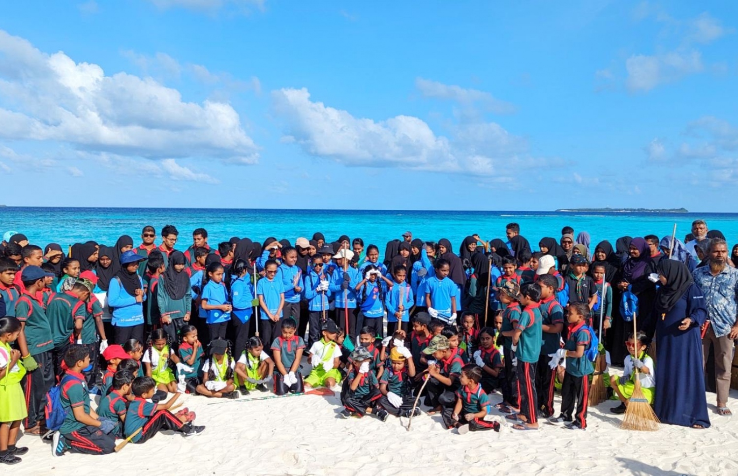 ޕާލޭއިން ބޭއްވި ގޮނޑުދޮށްތައް ސާފުކުރުމުގެ ބޮޑު ހަރަކާތުގައި ށ. ފުނަދޫ ސްކޫލްގެ ދަރިވަރުން ބައިވެރިވަނީ.-- ފޮޓޯ: ފުނަދޫ ސްކޫލް