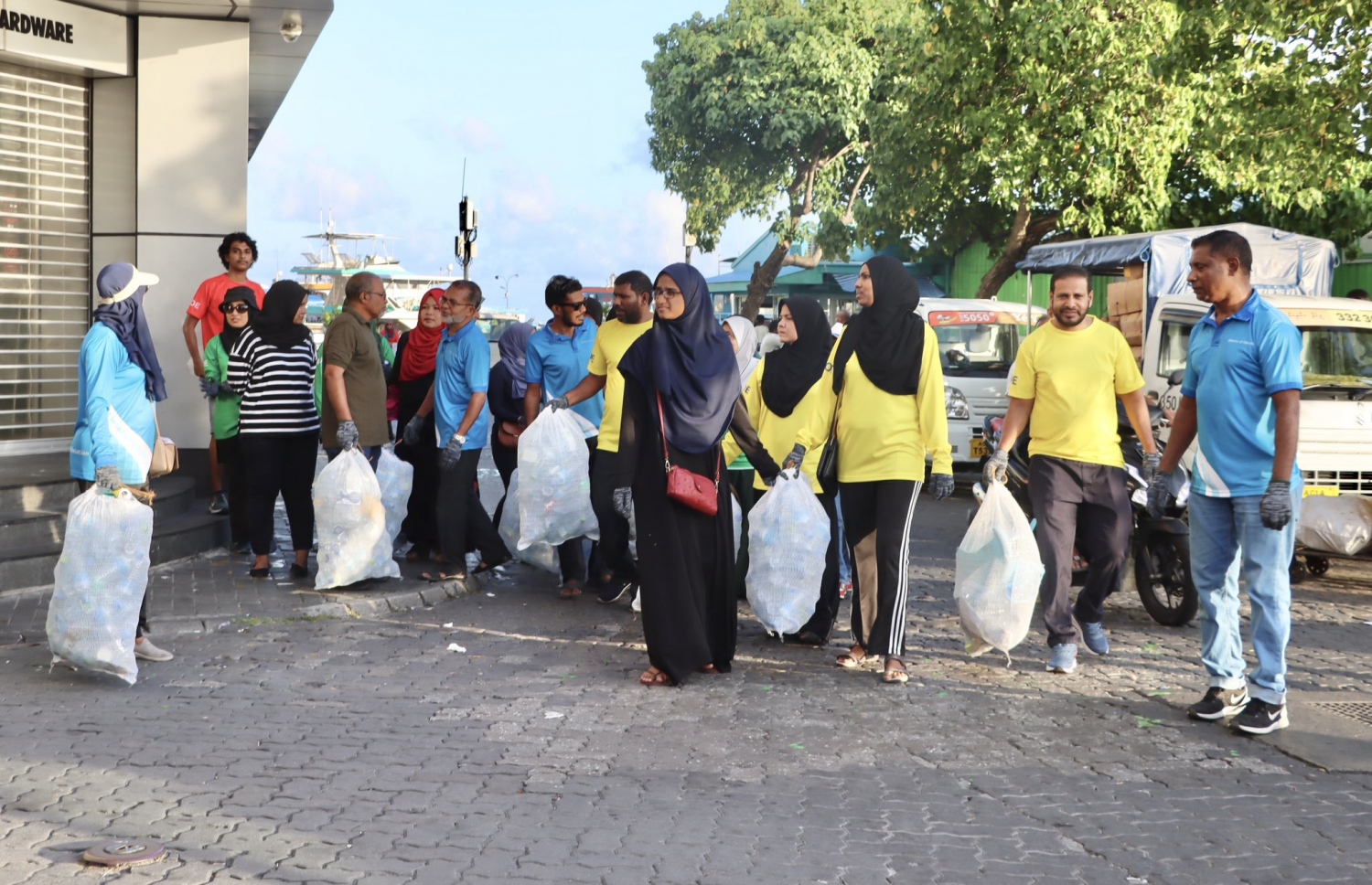 ޕާލޭއިން ބޭއްވި ގޮނޑުދޮށްތައް ސާފުކުރުމުގެ ބޮޑު ހަރަކާތުގައި އެޑިއުކޭޝަން މިނިސްޓްރީގެ މުވައްޒަފުން ބައިވެރިވަނީ.-- ފޮޓޯ: ފުނަދޫ ސްކޫލް