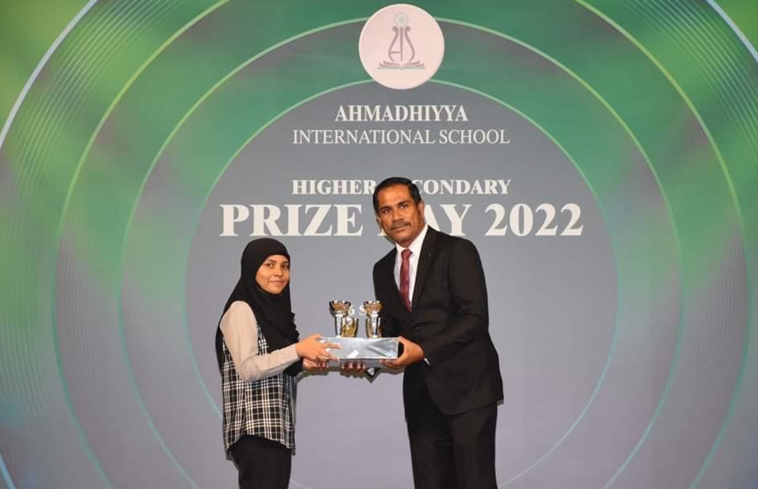 އަހުމަދިއްޔާ ސްކޫލުގެ ޕްރައިޒްޑޭގައި އެޑިޔުކޭޝަން މިނިސްޓްރީގެ ޕާމަނެންޓް ސެކެޓްރީ އަހުމަދު އަލީ، މަލްސާ އަށް އެވޯޑް ހަވާލުކޮށްދެއްވަނީ.--