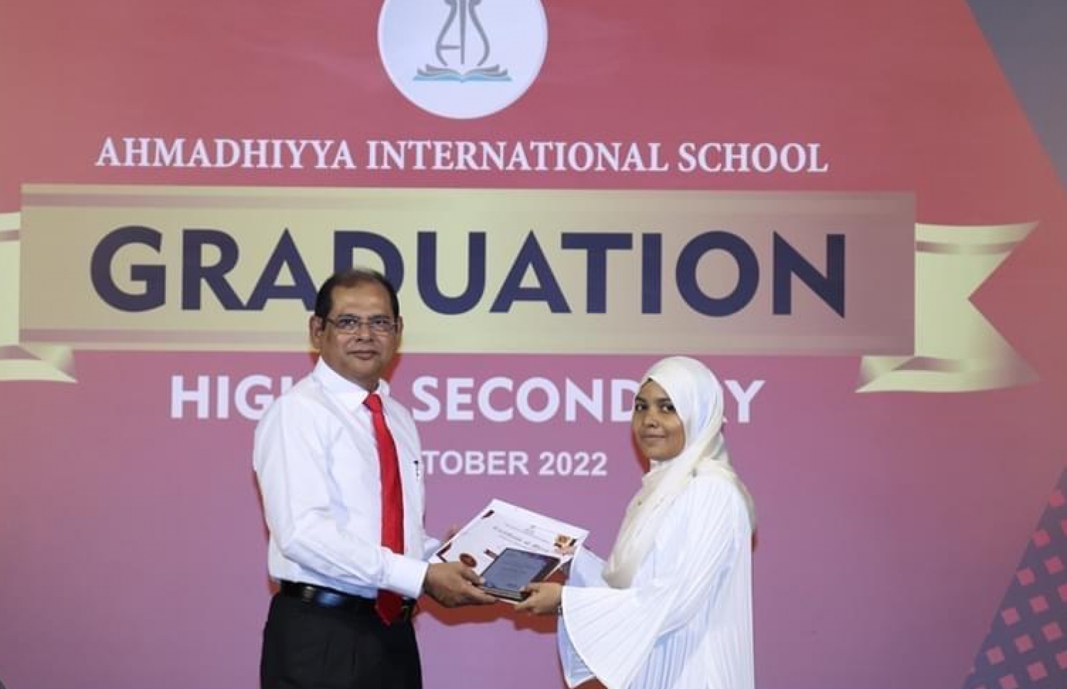 އަހުމަދިއްޔާ ސްކޫލުގެ އޭލެވެލް ގްރޭޖުއޭޝަންގައި އެ ސްކޫލުގެ ޕްރިންސިޕަލް އަހުމަދު ރަޝީދު މަލްސާއަށް އެވޯޑް ދެއްވަނީ---