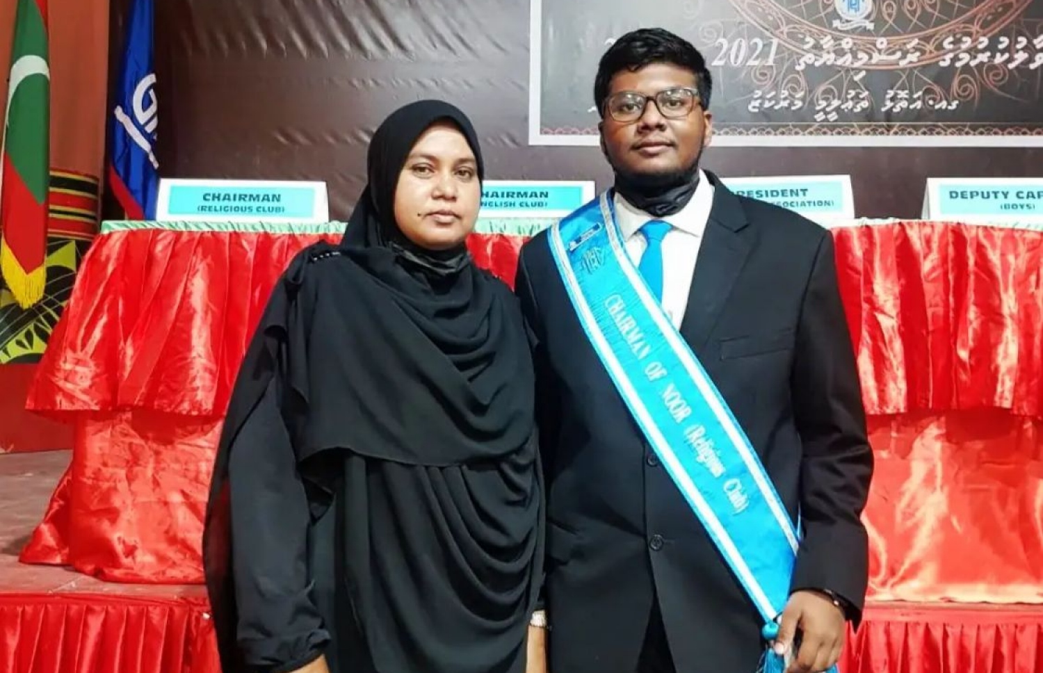 މައޫޝް އޭނާގެ މަންމަ އާއެކު: މައުޝްގެ މަންމަ އަކީ އިސްލާމް މާއްދާއިން މާސްޓާސް ނިންމުމަށްފަހު ގއ. އަތޮޅު މަދަރުސާގައި ކިޔަވައިދެމުން އަންނަ ޓީޗެއް.--