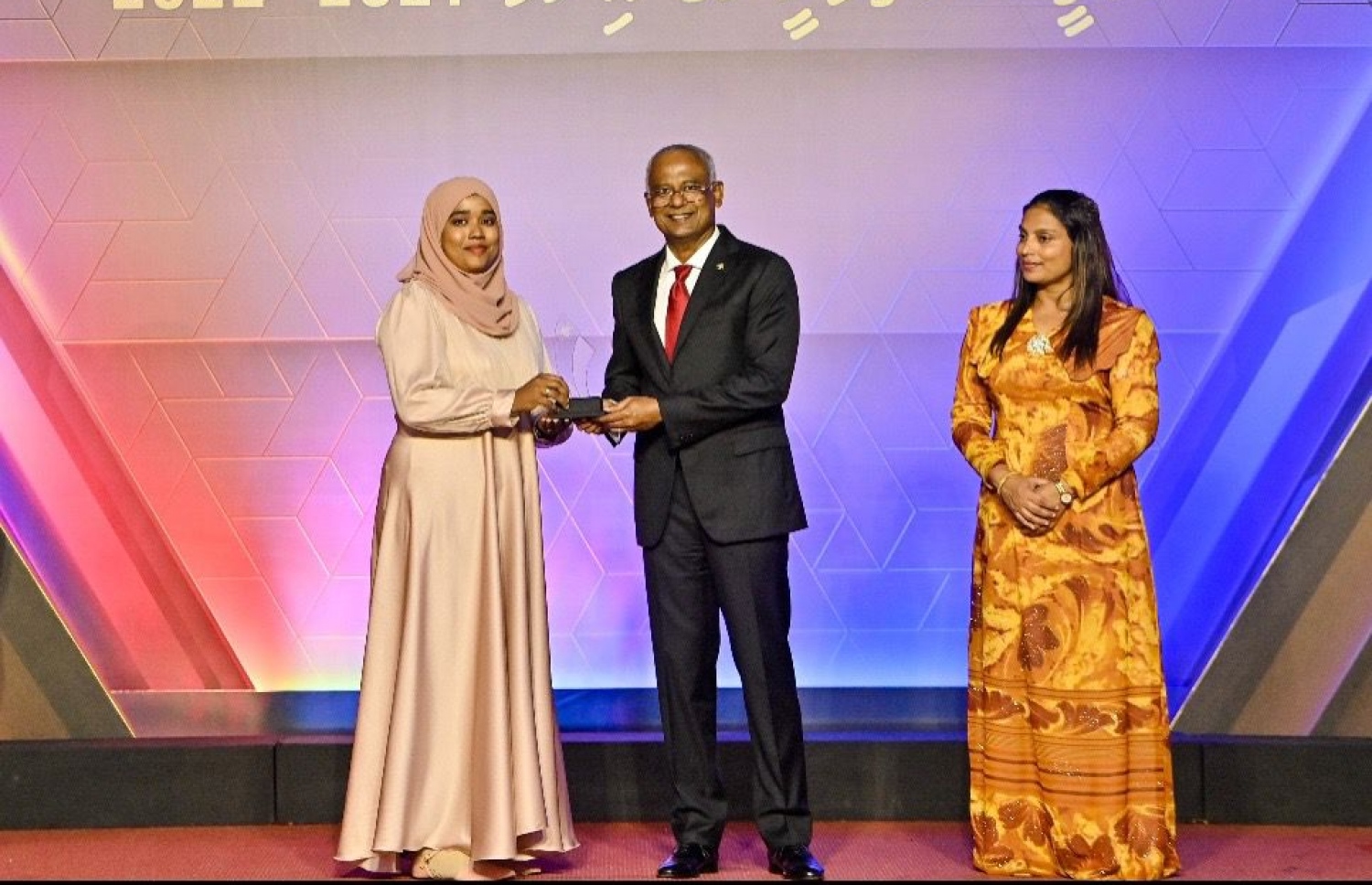 އޭ ލެވެލް ޓޮޕްޓެން ރަސްމިއްޔާތުގައި އިއްޒައަށް ރައީސް އިބްރާހިމް މުހައްމަދު ސޯލިހް އެވޯޑު އަރުވަނީ. -- ފޮޓޯ | ރައީސް އޮފީސް