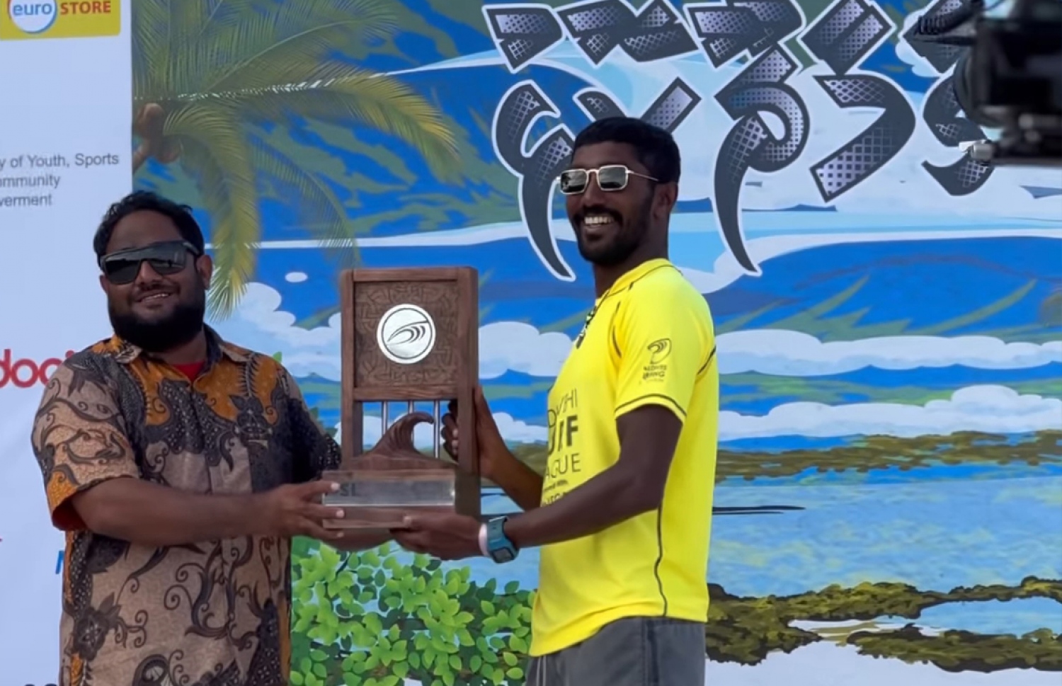 ހޫބްޒް، ރަނަރަޕް ޓްރޮފީއާ ހަވާލް ވަނީ.--