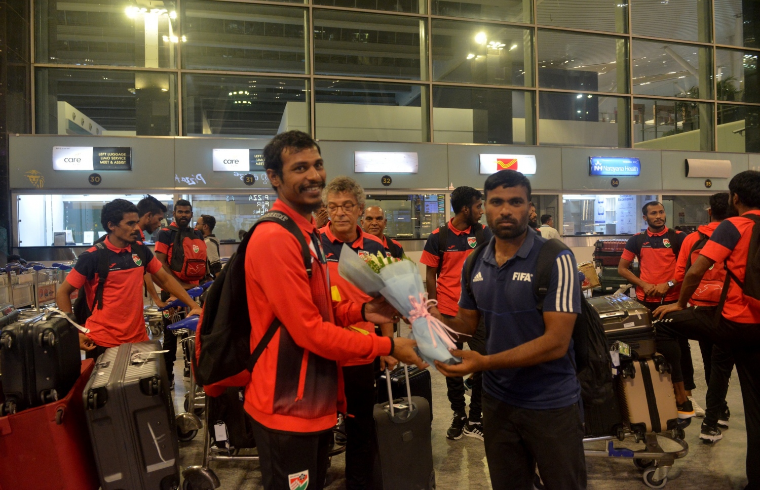 ގައުމީ ޓީމު ބެންގަލޫރަށް ދިއުމުން ސާފް ޗެމްޕިއަންޝިޕްގެ އޮގަނައިޒިން ކޮމިޓީގެ މެންބަރުން ގައުމީ ޓީމަށް މަރުހަބާ ކިޔަނީ --- ފޮޓޯ: އެފްއޭއެމް