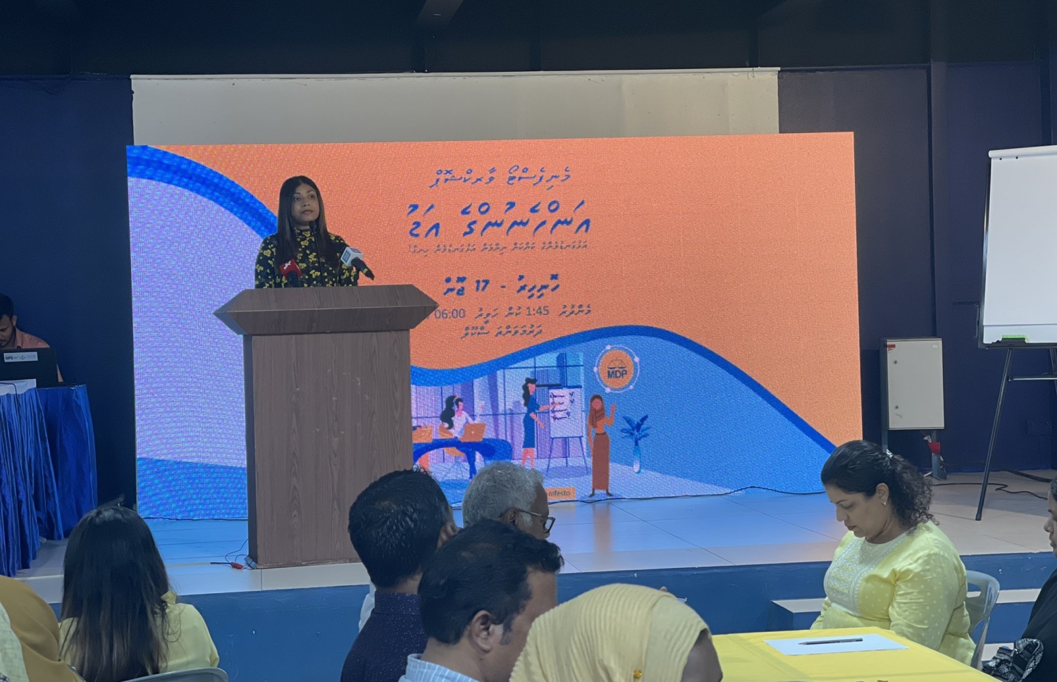 އެމްޑީޕީގެ މެނިފެސްޓޯ އެކުލަވާލުމުގެ ބައްދަލުވުމުގައި ރޮޒައިނާ ވާހަކަ ދައްކަވަނީ. -- ފޮޓޯ | އެމްޑީޕީ