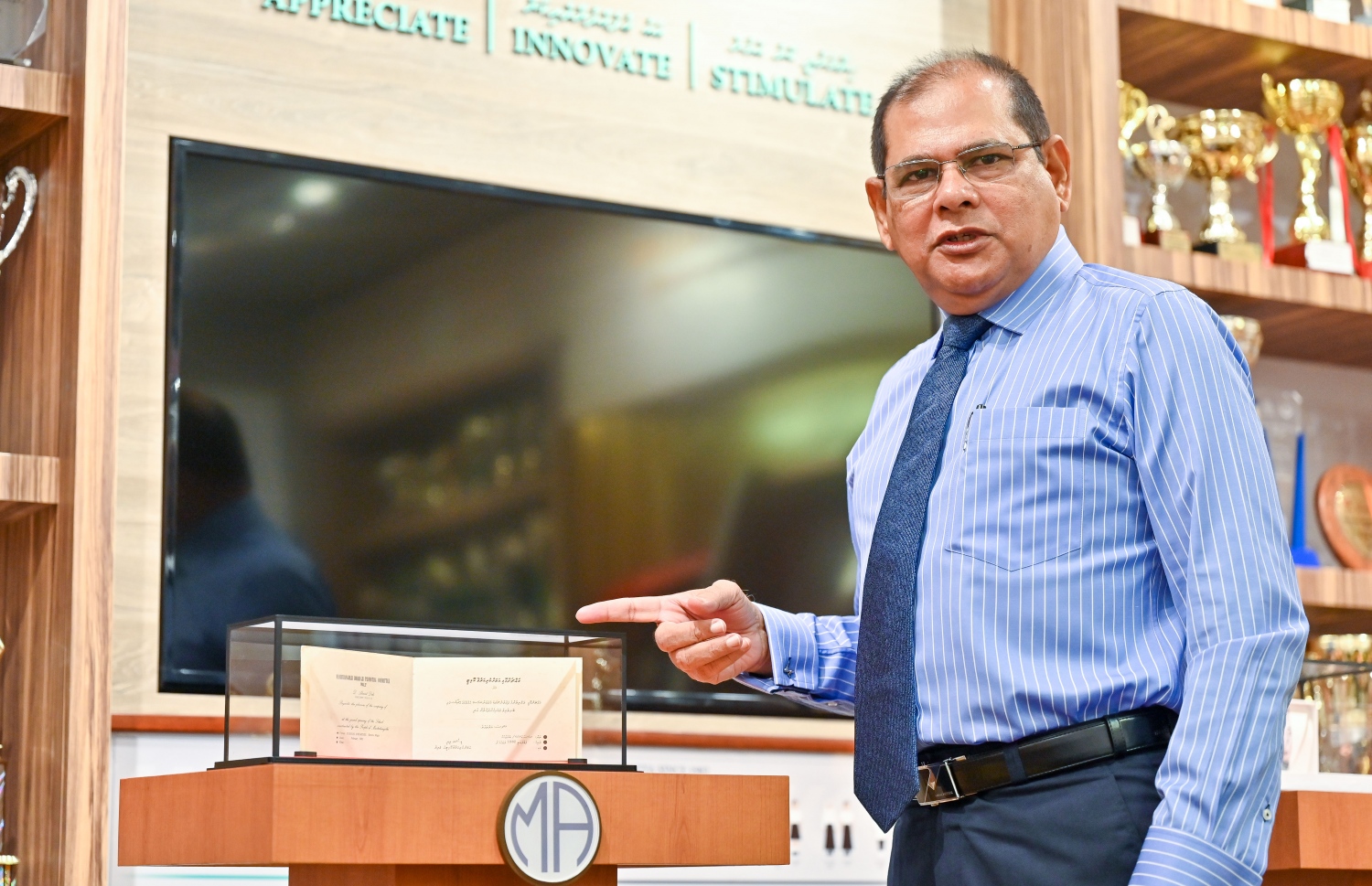 އަހްމަދިއްޔާ އިންޓަނޭޝަނަލް ސްކޫލުގެ ޕްރިންސިޕަލް ރަޝީދު "މިހާރު" އަށް އެ ސްކޫލްގެ ކާމިޔާބީގެ ވާހަކަތައް ކިޔައި ދެއްވަނީ.--- ފޮޓޯ: ފަޔާޒް މޫސާ | މިހާރު