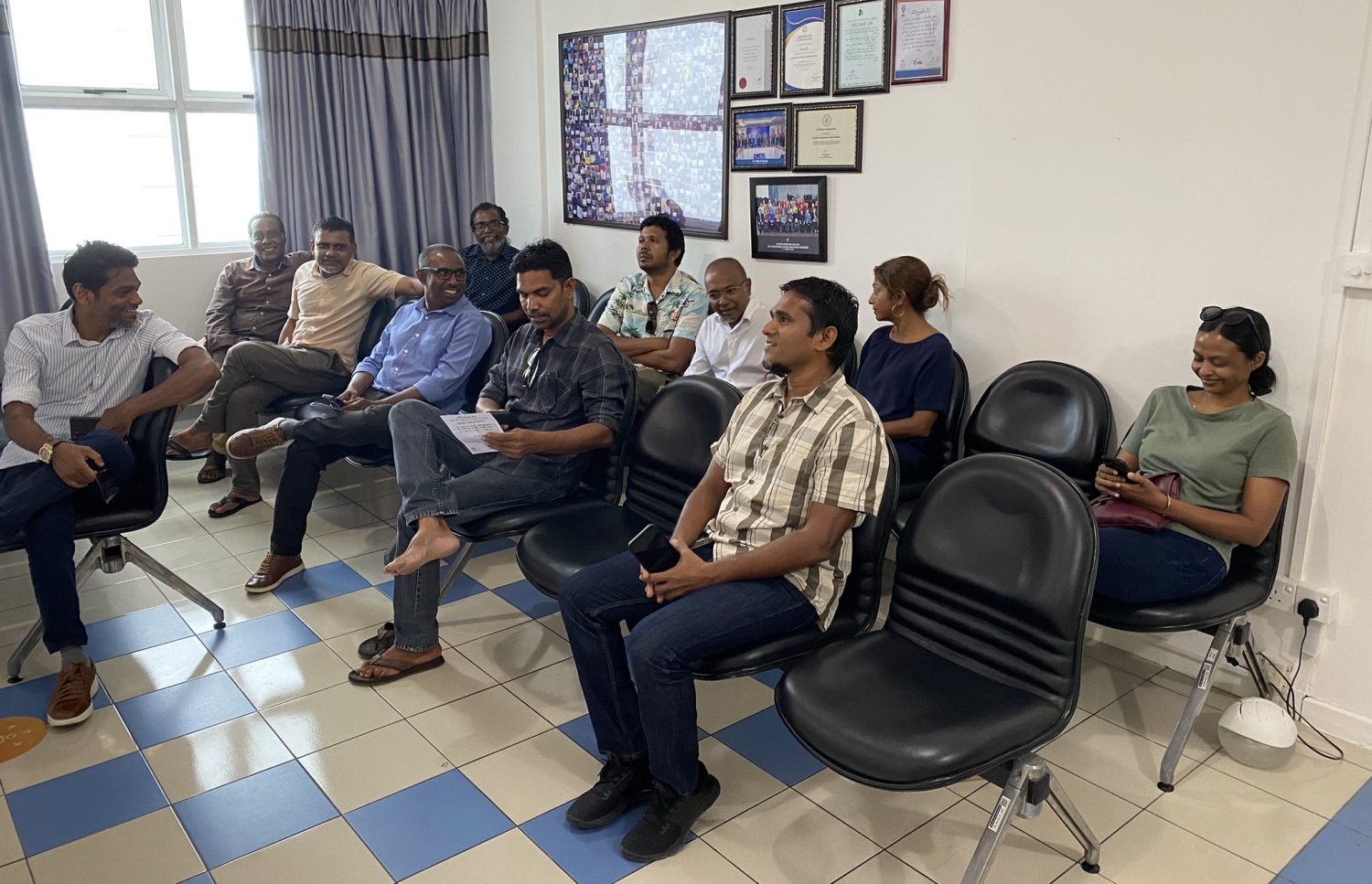 ޑިމޮކްރެޓްސް ރަޖިސްޓްރީ ނުކޮށްދީގެން އެ ޕާޓީ އުފެއްދެވުމުގައި އިސްކޮށް އުޅުއްވާ ބޭފުޅުން އިއްޔެ އީސީގައި.-- ފޮޓޯ: ޑިމޮކްރެޓްސް