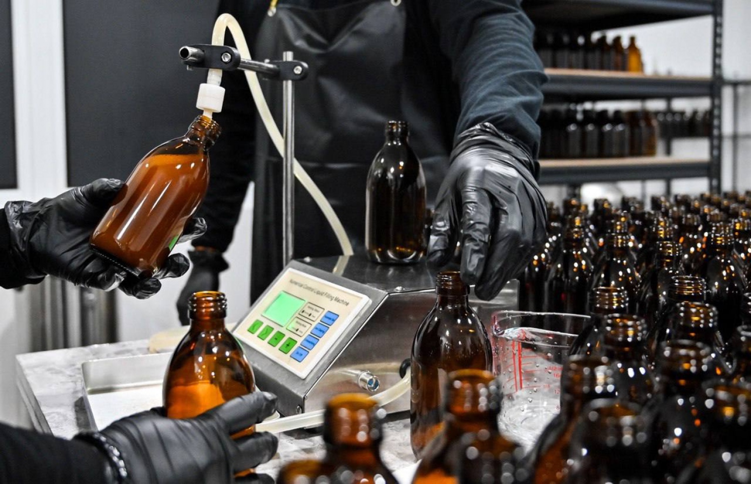 ކޮމްބޫޗާ ފުޅިތަކަށް އެޅުމުގެ މަސައްކަތްކުރަނީ. -- ފޮޓޯ: ފަޔާޒް މޫސާ | މިހާރު