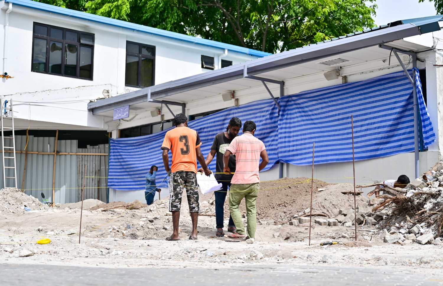 އާ ސަހަރާގެ އިމާރާތަށް ބަދަލު ކުރުމުގެ މަސއްކަތް ކުރަނީ.---ފޮޓޯ: ފަޔާޒު މޫސާ| މިހާރު