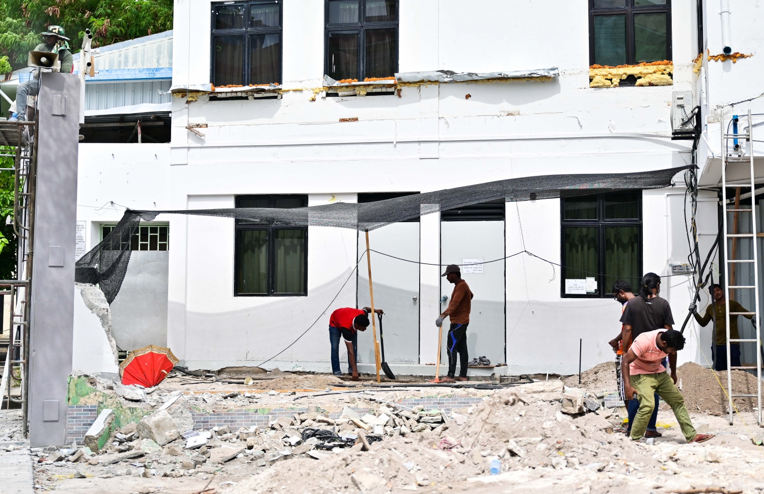 އާ ސަހަރާގެ އިމާރާތަށް ބަދަލު ކުރުމުގެ މަސއްކަތް ކުރަނީ.---ފޮޓޯ: ފަޔާޒު މޫސާ| މިހާރު