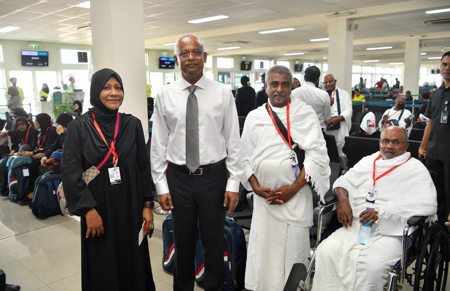 ހައްޖަށް ފުރާ މީހުންގެ ފަހު ގްރޫޕްގައި ހިމެނޭ ބަޔަކާއެކު ރައީސް އިބްރާހިމް މުހައްމަދު ސޯލިހު ފޮޓޯއަކަށް ހުއްޓިވަޑައިގެން.-- ފޮޓޯ: ރައީސް އޮފީސް