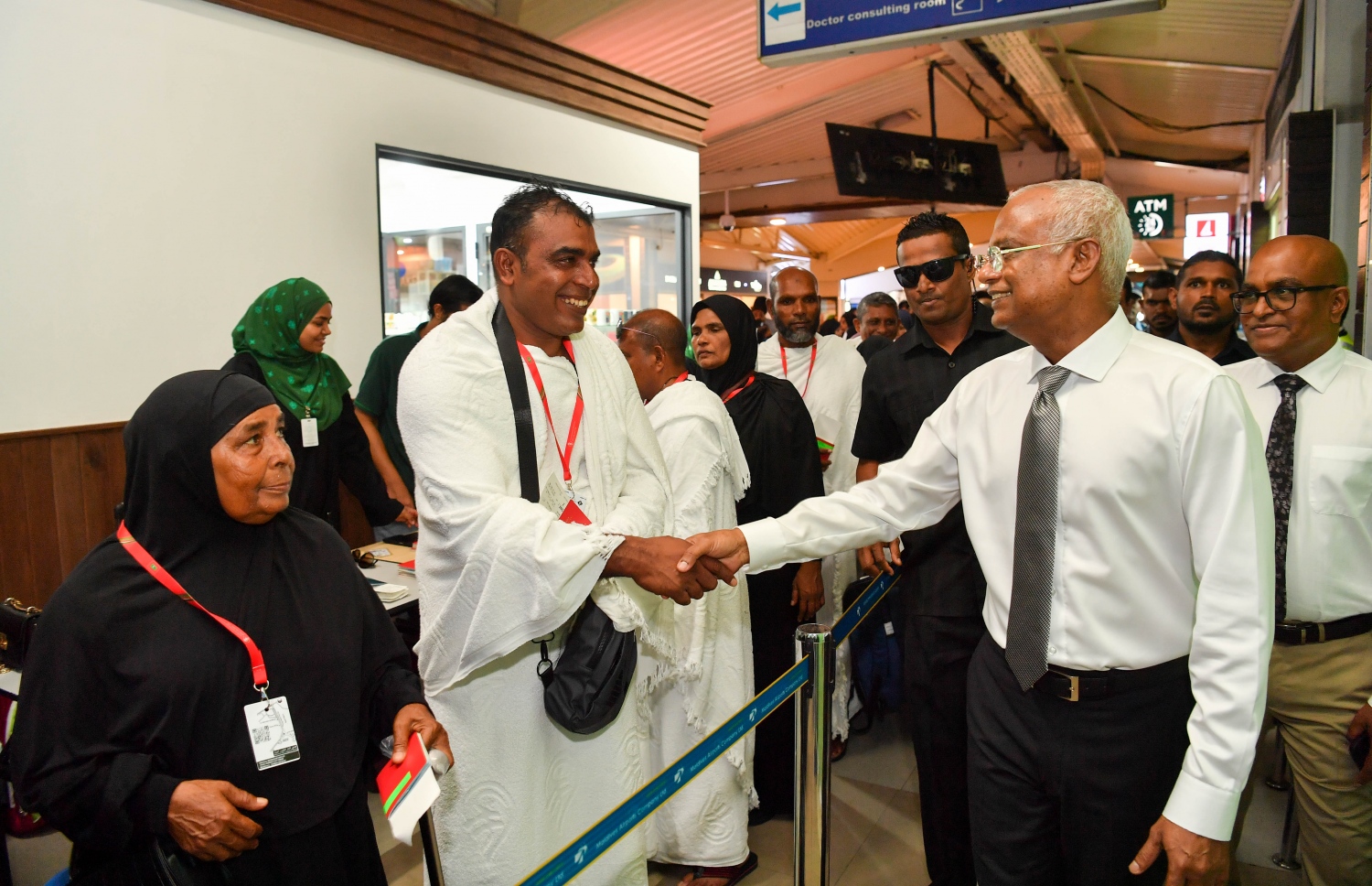 ހައްޖަށް ފުރާ މީހުންގެ ފަހު ގްރޫޕްގައި ހިމެނޭ މީހަކާ ރައީސް އިބްރާހިމް މުހައްމަދު ސޯލިހު ސަލާމް ކުރައްވަނީ.-- ފޮޓޯ: ރައީސް އޮފީސް