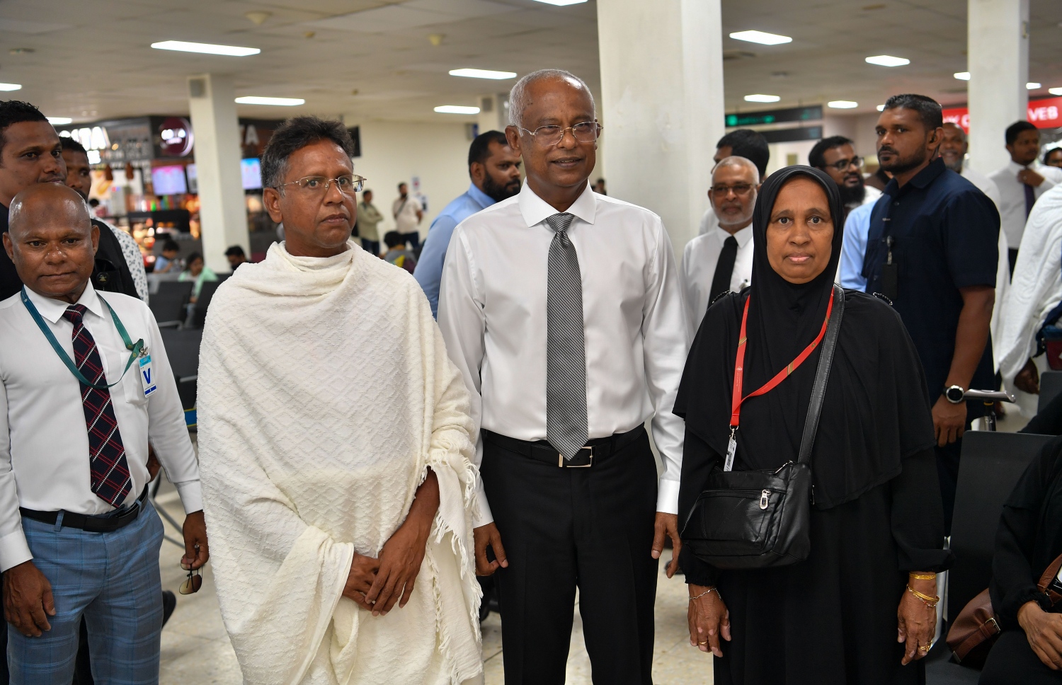 ހައްޖަށް ފުރާ މީހުންގެ ފަހު ގްރޫޕްގައި ހިމެނޭ ބަޔަކާއެކު ރައީސް އިބްރާހިމް މުހައްމަދު ސޯލިހު ފޮޓޯއަކަށް ހުއްޓިވަޑައިގެން.-- ފޮޓޯ: ރައީސް އޮފީސް