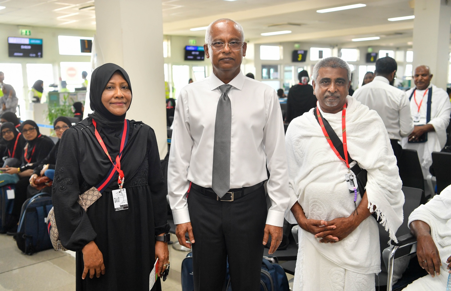 ހައްޖަށް ފުރާ މީހުންގެ ފަހު ގްރޫޕްގައި ހިމެނޭ ބަޔަކާއެކު ރައީސް އިބްރާހިމް މުހައްމަދު ސޯލިހު ފޮޓޯއަކަށް ހުއްޓިވަޑައިގެން.-- ފޮޓޯ: ރައީސް އޮފީސް