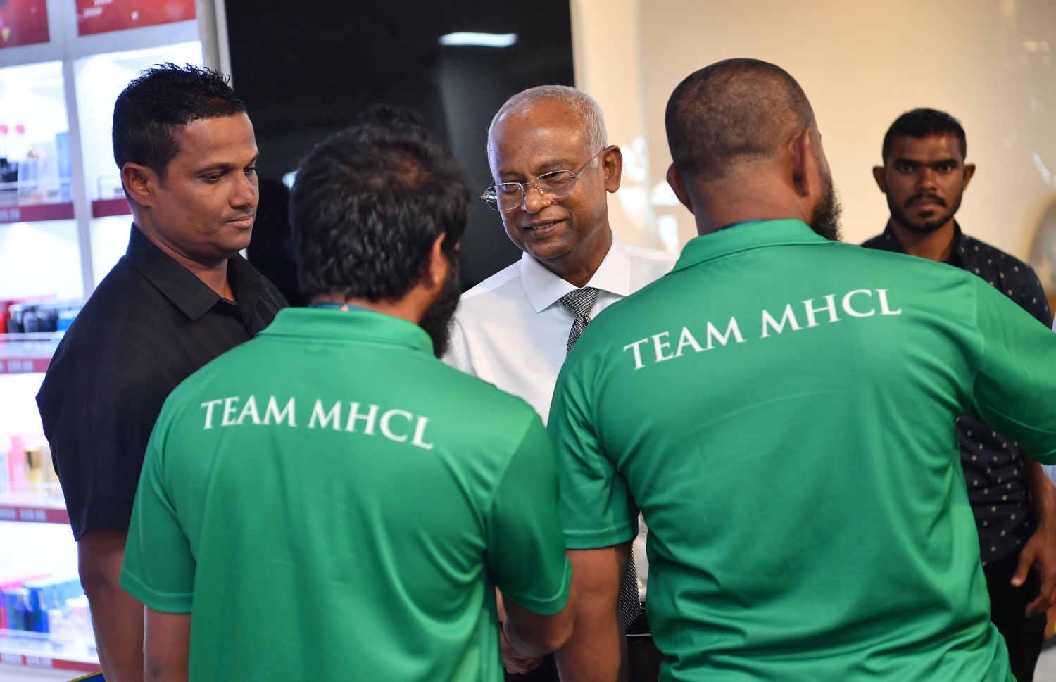 ހައްޖަށް ފުރާ މީހުންގެ ފަހު ގްރޫޕްއާ ރައީސް އިބްރާހިމް މުހައްމަދު ސޯލިހު ބައްދަލުކުރެއްވި އިރުގައި ހައްޖަށް ދާ މީހަކާ ރައީސް ސަލާންކުރައްވަނީ.-- ފޮޓޯ: ރައީސް އޮފީސް