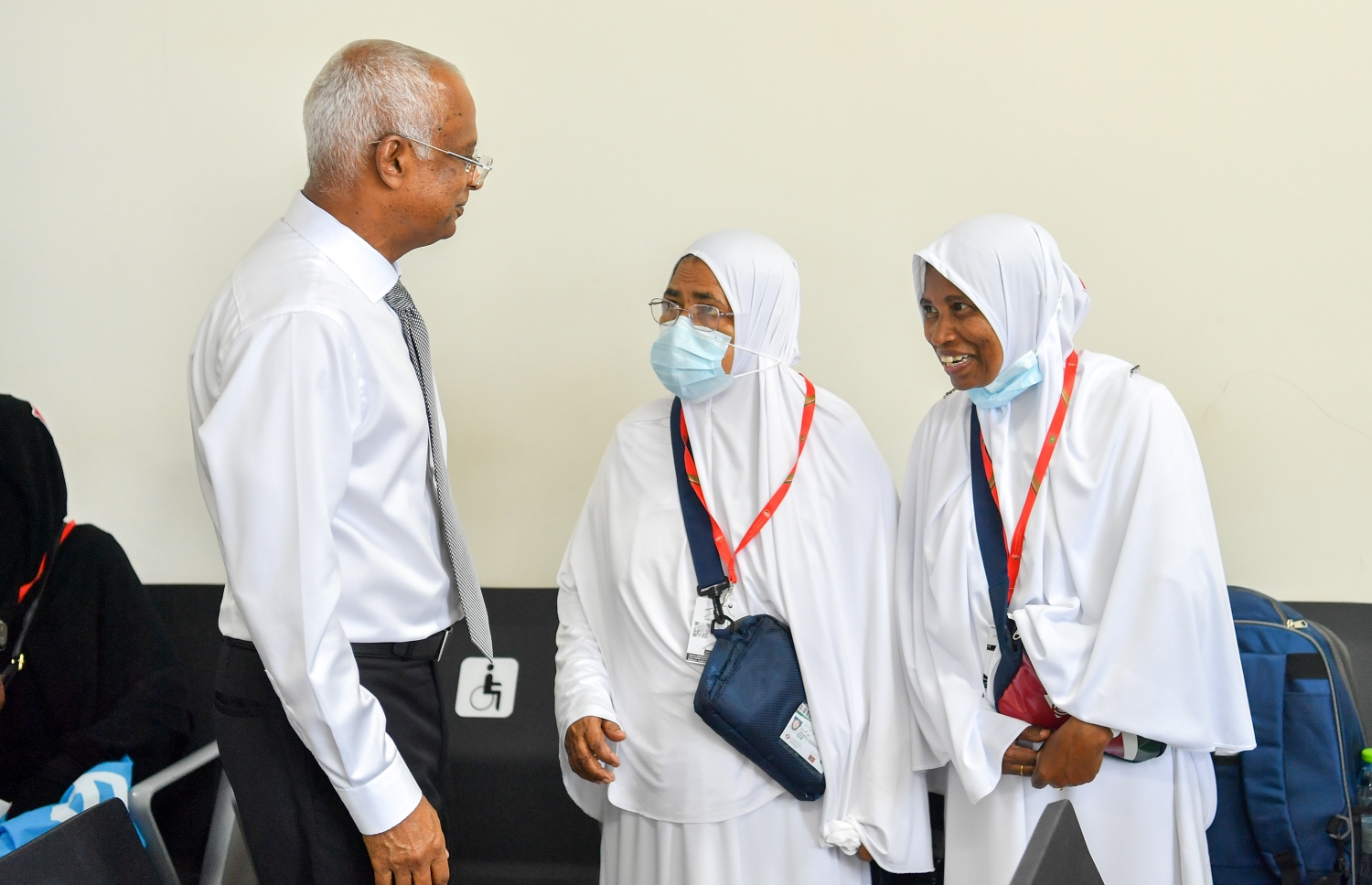 ހައްޖަށް ފުރާ މީހުންގެ ފަހު ގްރޫޕްގައި ހިމެނޭ މީހަކާ ރައީސް އިބްރާހިމް މުހައްމަދު ސޯލިހު ސަލާމް ކުރައްވަނީ.-- ފޮޓޯ: ރައީސް އޮފީސް